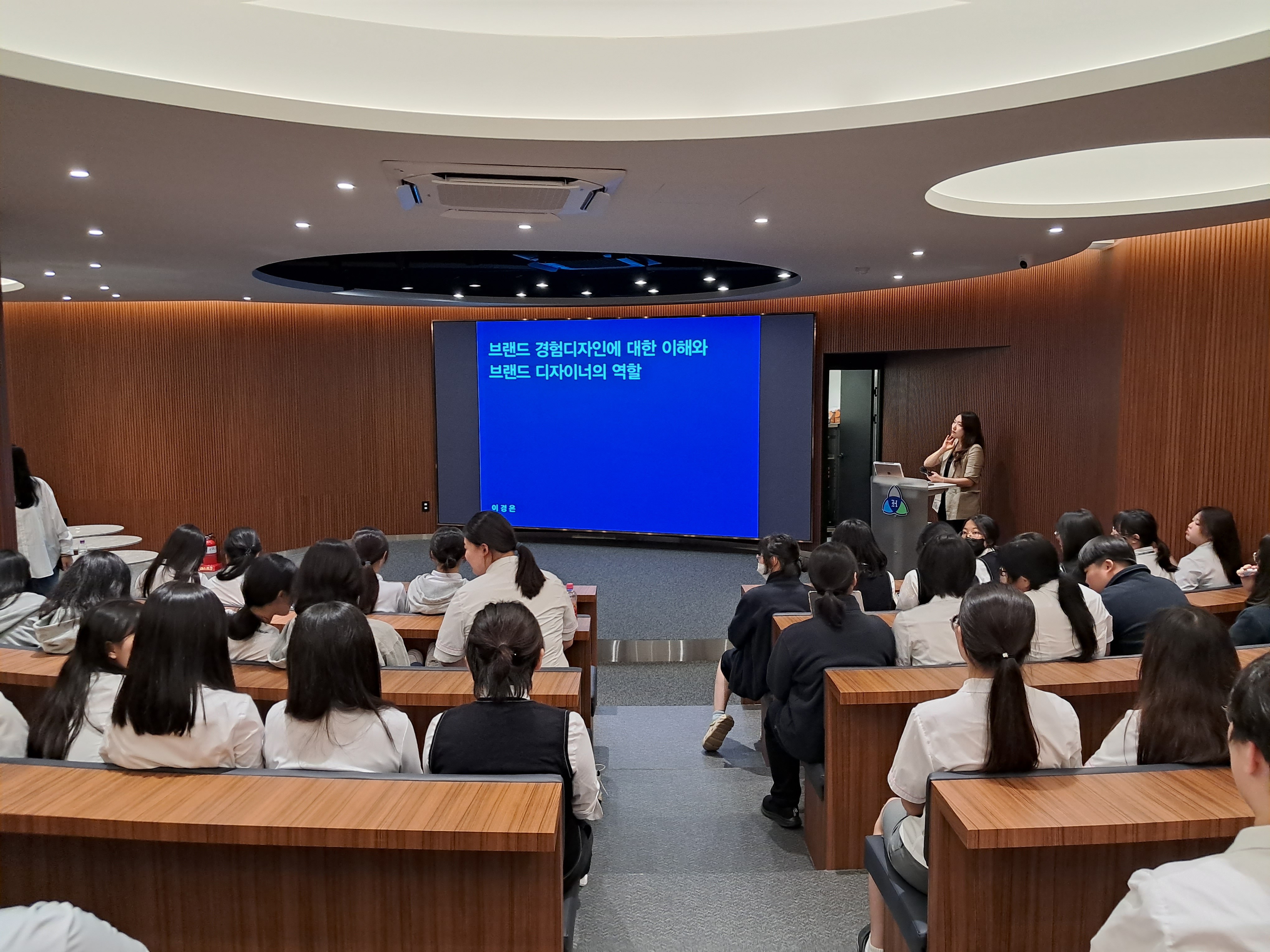 마산한일여고 대한민국디자인전람회 ‘으뜸디자인학교’수상  - 국내 최고 권위의 디자인 어워드에서 단체부문 3위에 올라                         - 스마트디자인과 학생과 지도교사가 한마음 한뜻으로 노력 기울여 - 관련이미지3
