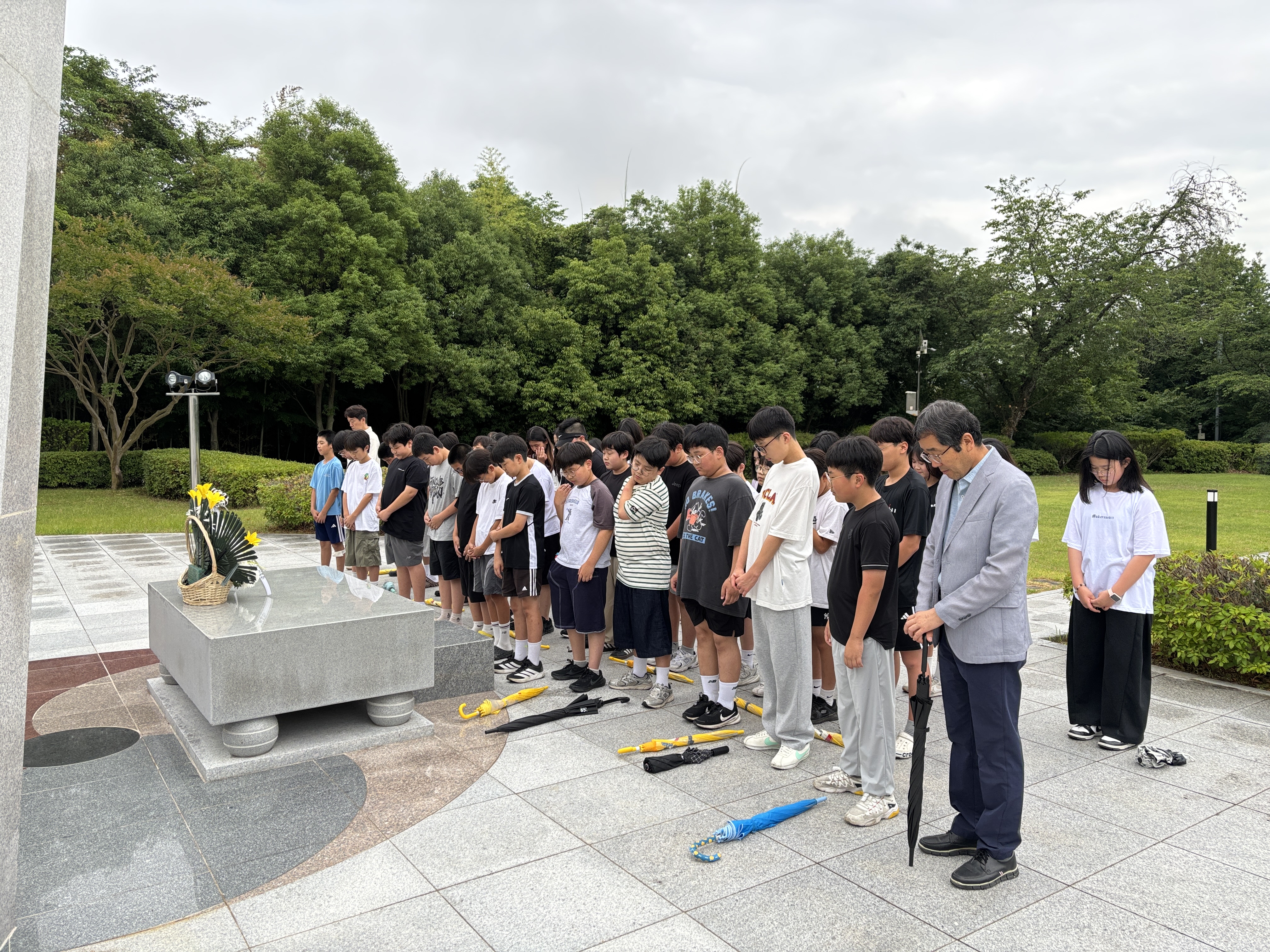 의령초, 나라사랑 호국보훈의 달 행사 의령초등학교 전교생 호국보훈의 달 맞아 의령 충혼탑 참배 - 관련이미지1