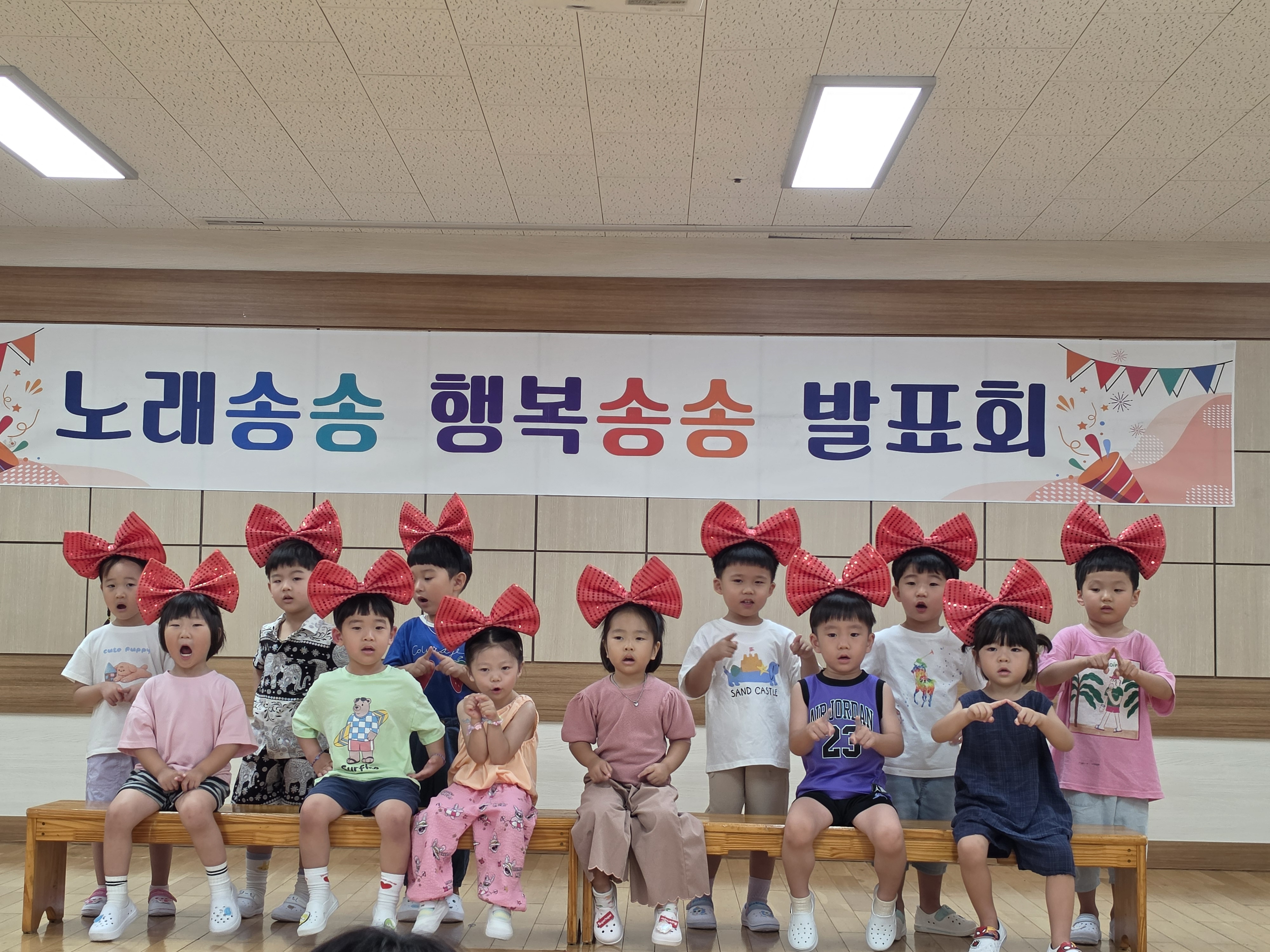 “노래로 함께 웃고, 행복으로 하나 되는 시간” 토월유치원, ‘노래송송 행복송송’ 발표회 - 관련이미지1