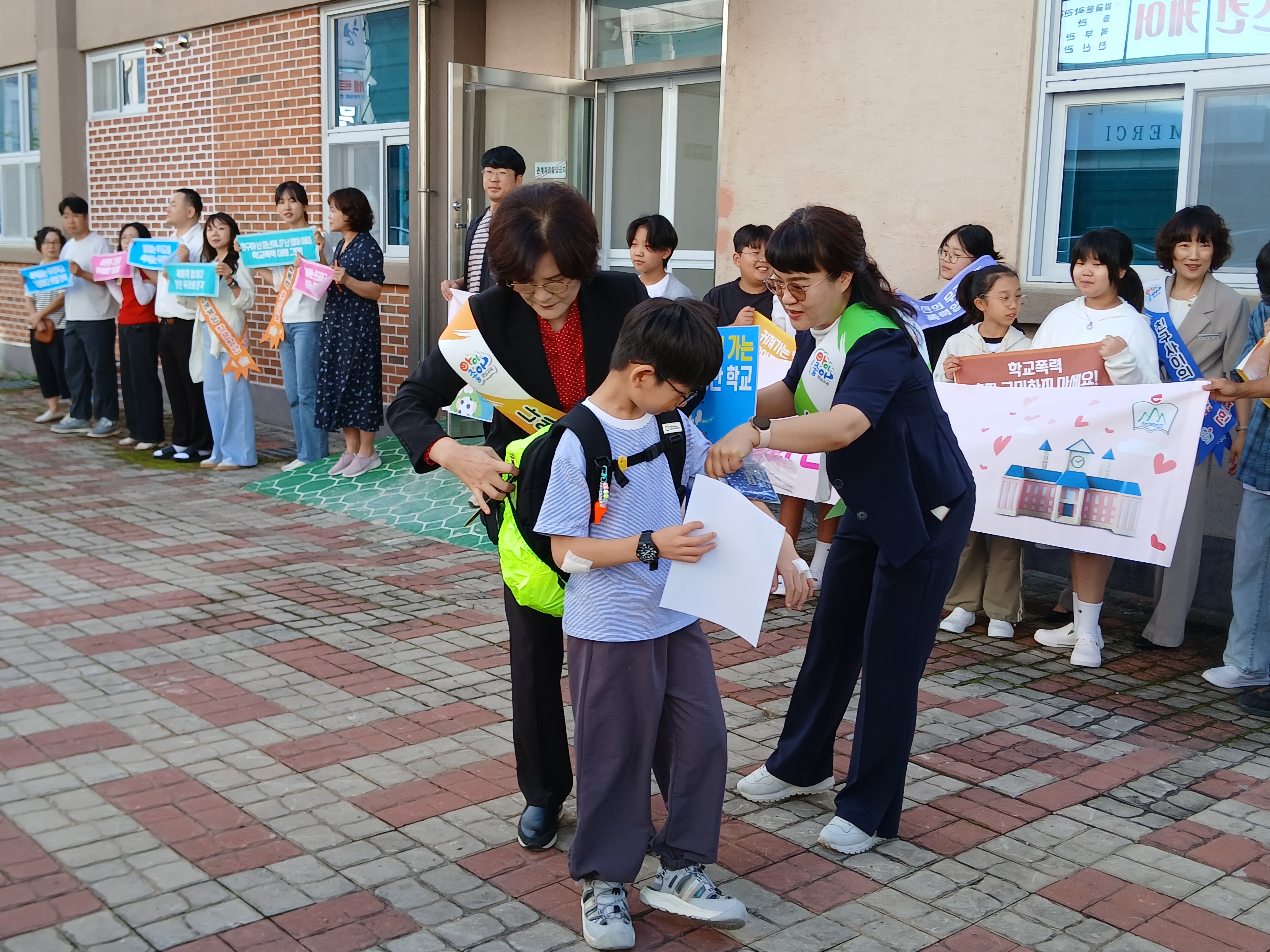 산청교육지원청, 등굣길서 ‘학교폭력 예방·교통안전’ 두 마리 토끼 잡다 - 관련이미지1