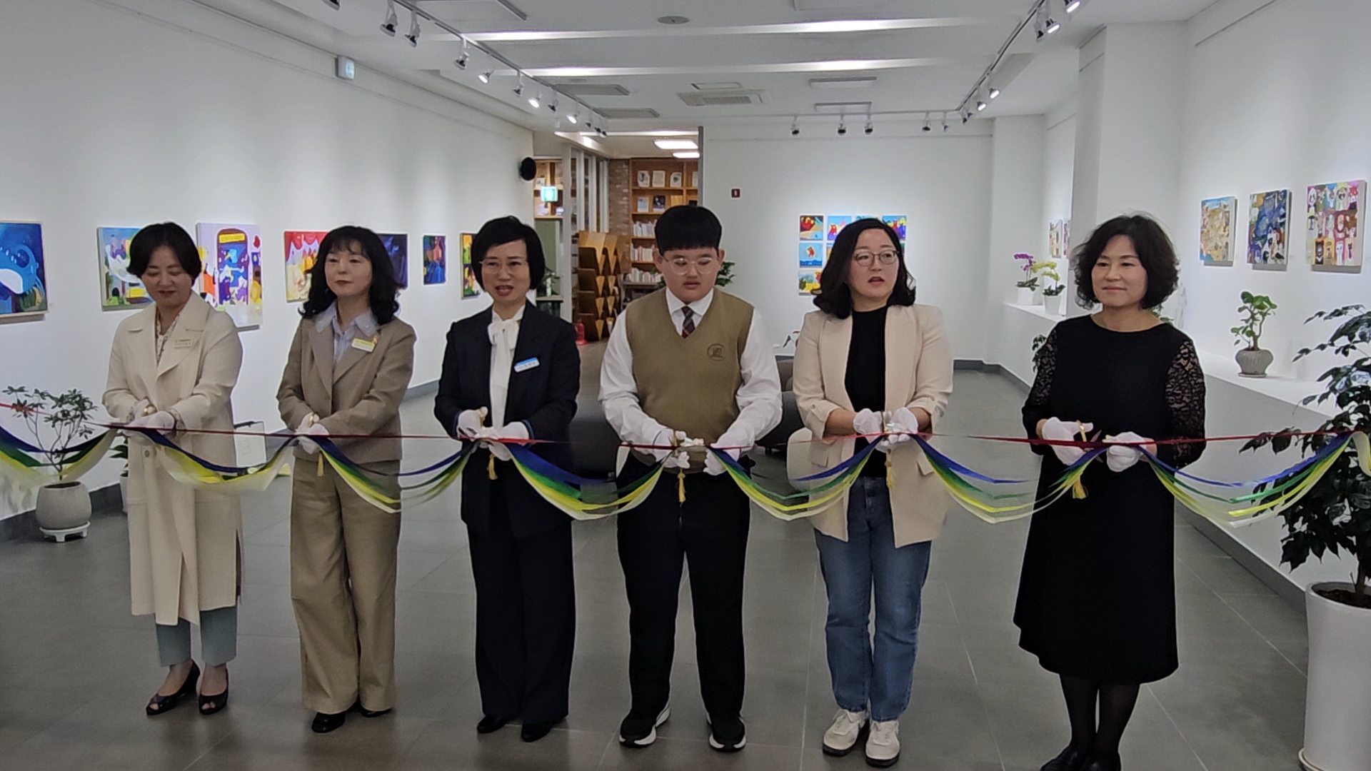 경남특수교육원, 장애인의 날 맞아 장애학생 회화 특별전 개최 - 관련이미지1