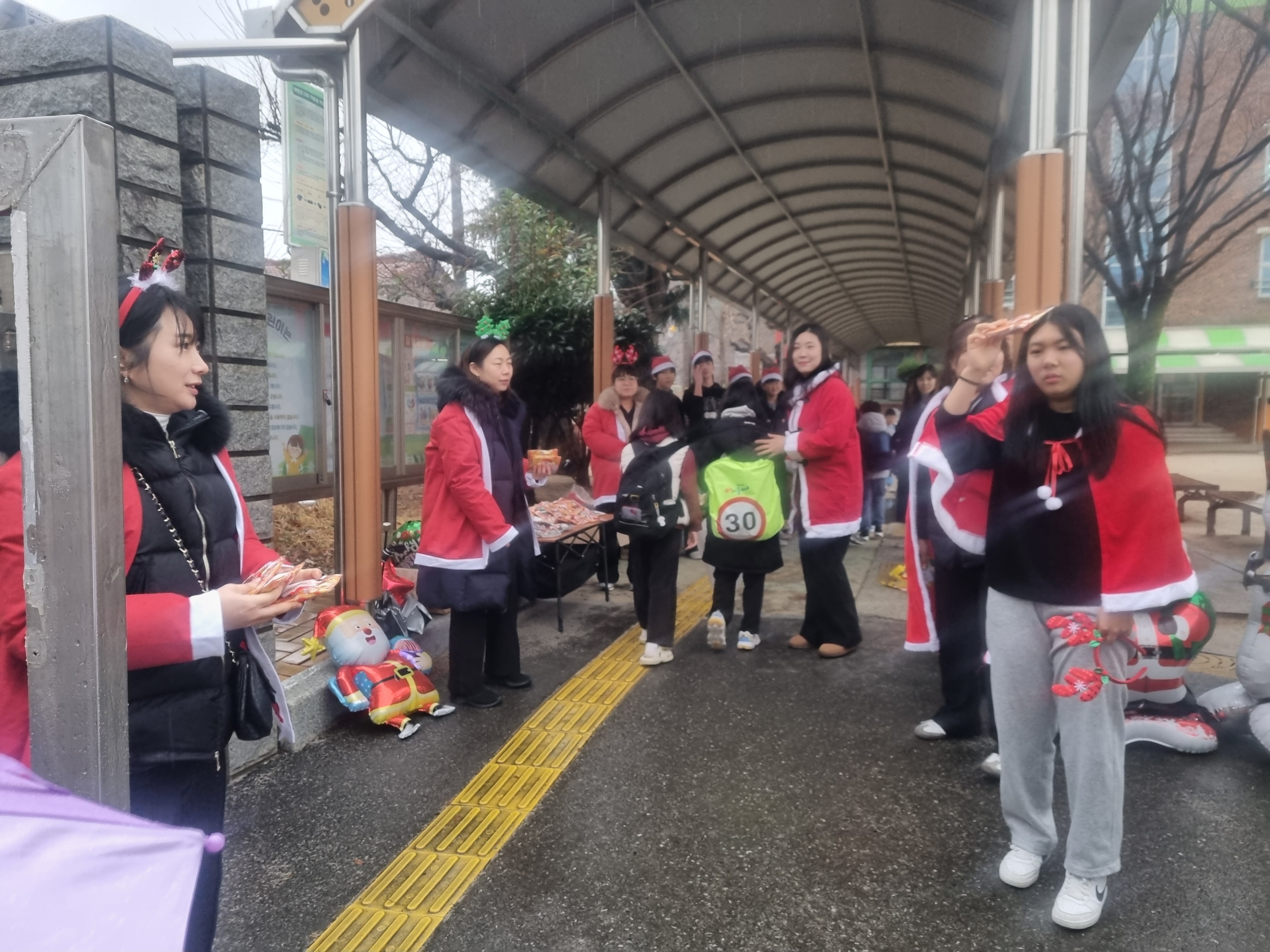 “산타와 함께 맞이한 아침, 학부모·전교임원·교원이 함께 만든 행복한 등굣길” - 관련이미지1