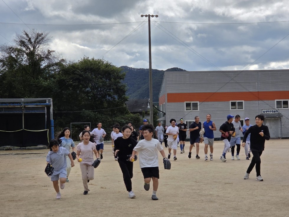  원동중, 원동초 학생 초청 학교탐방 및 참여수업 진행-멘토멘티 티볼 활동을 통한 작은 학교 간의 교육적 상생을 실현하다. - 관련이미지2