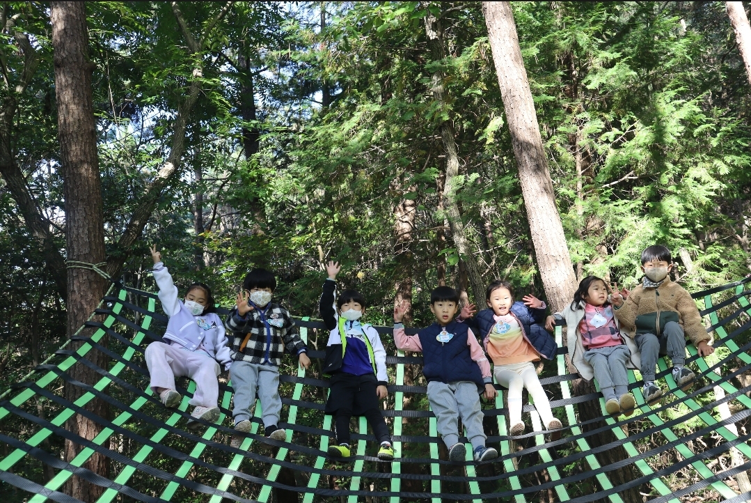거제용소초병설유, 자연과 함께하는 숲&밧줄 데이! 밧줄로 다양한 놀이 체험 즐겨! - 관련이미지1