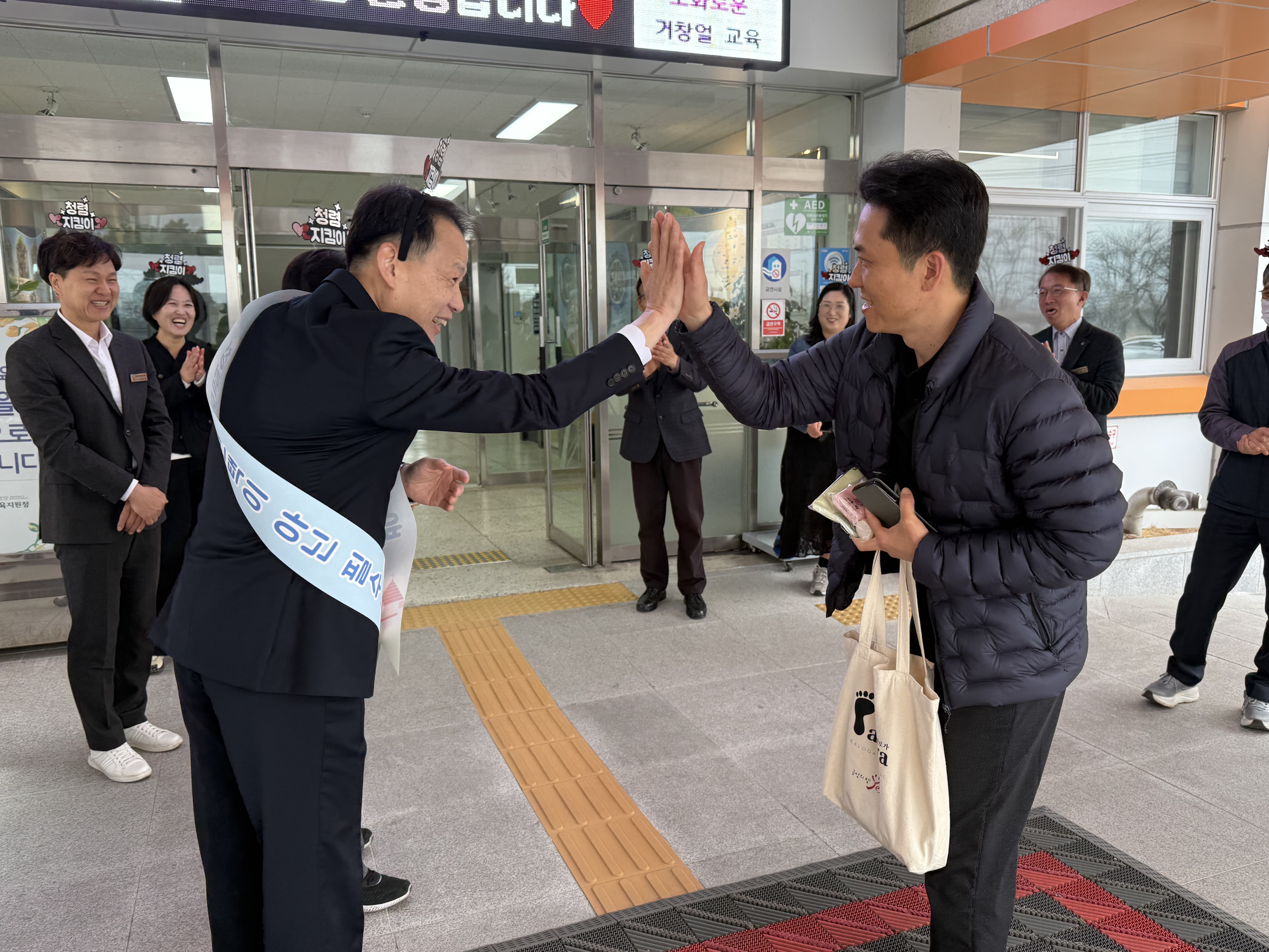 거창교육지원청, 출근길 청렴 다짐·기후위기 대응 캠페인 실시 - 관련이미지2