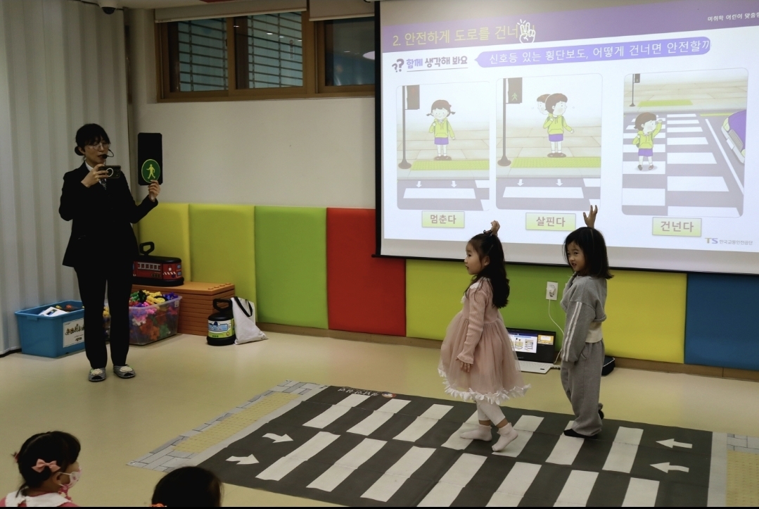 거제용소초병설유치원  “우리 아이 안전 지키는 맞춤형 교통안전교육” 실시. 새 학기, 체험으로 배우는 안전한 등하굣길 ! - 관련이미지2