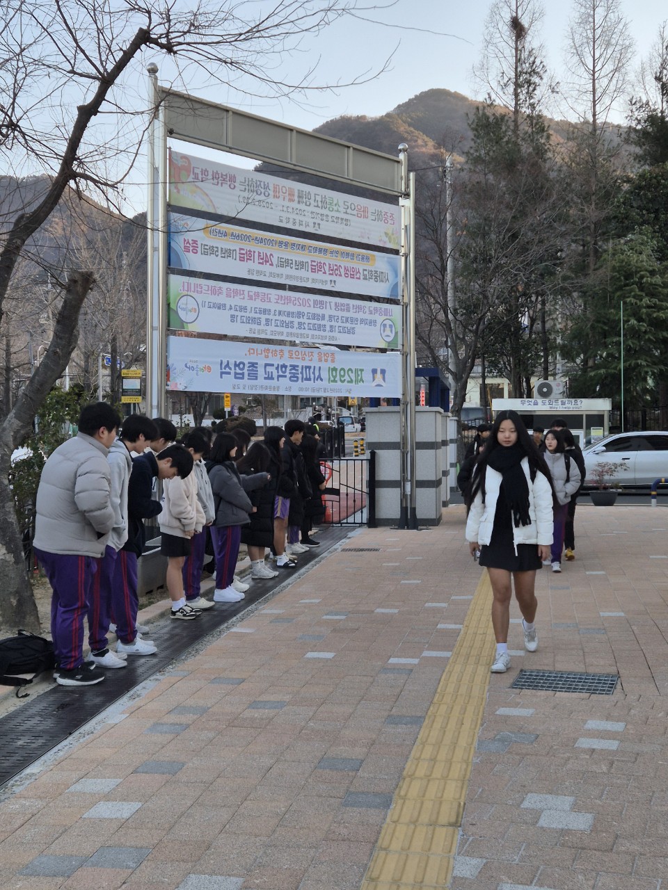 사파중, 학생자치회 2024학년도 마지막 아침 학생맞이 활동 - 관련이미지2