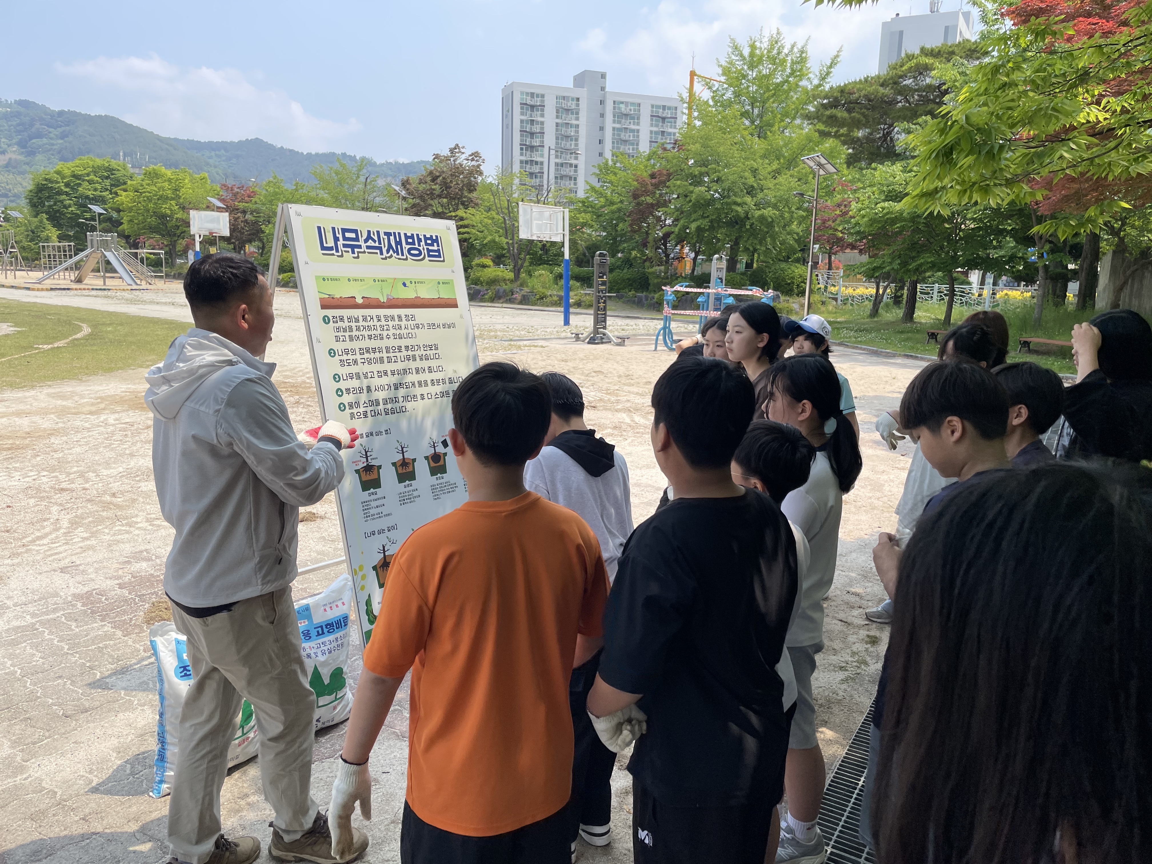 하동초, 학생들과 '분홍빛 학교 정원' 가꾸기 - 관련이미지1