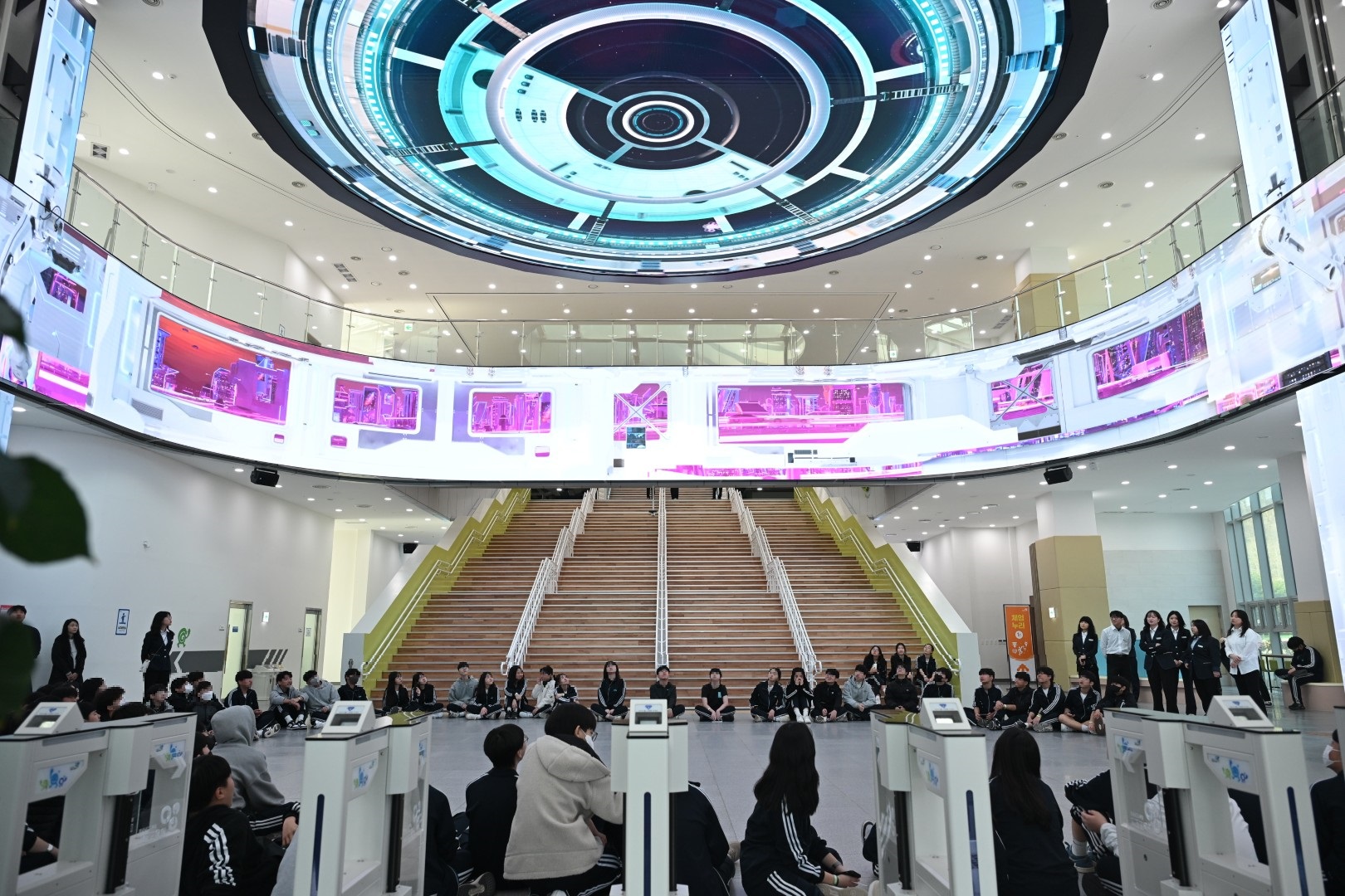 상상을 현실로! 몰입형 실감 미디어콘텐츠로 떠나는 미래 여행 - 관련이미지1