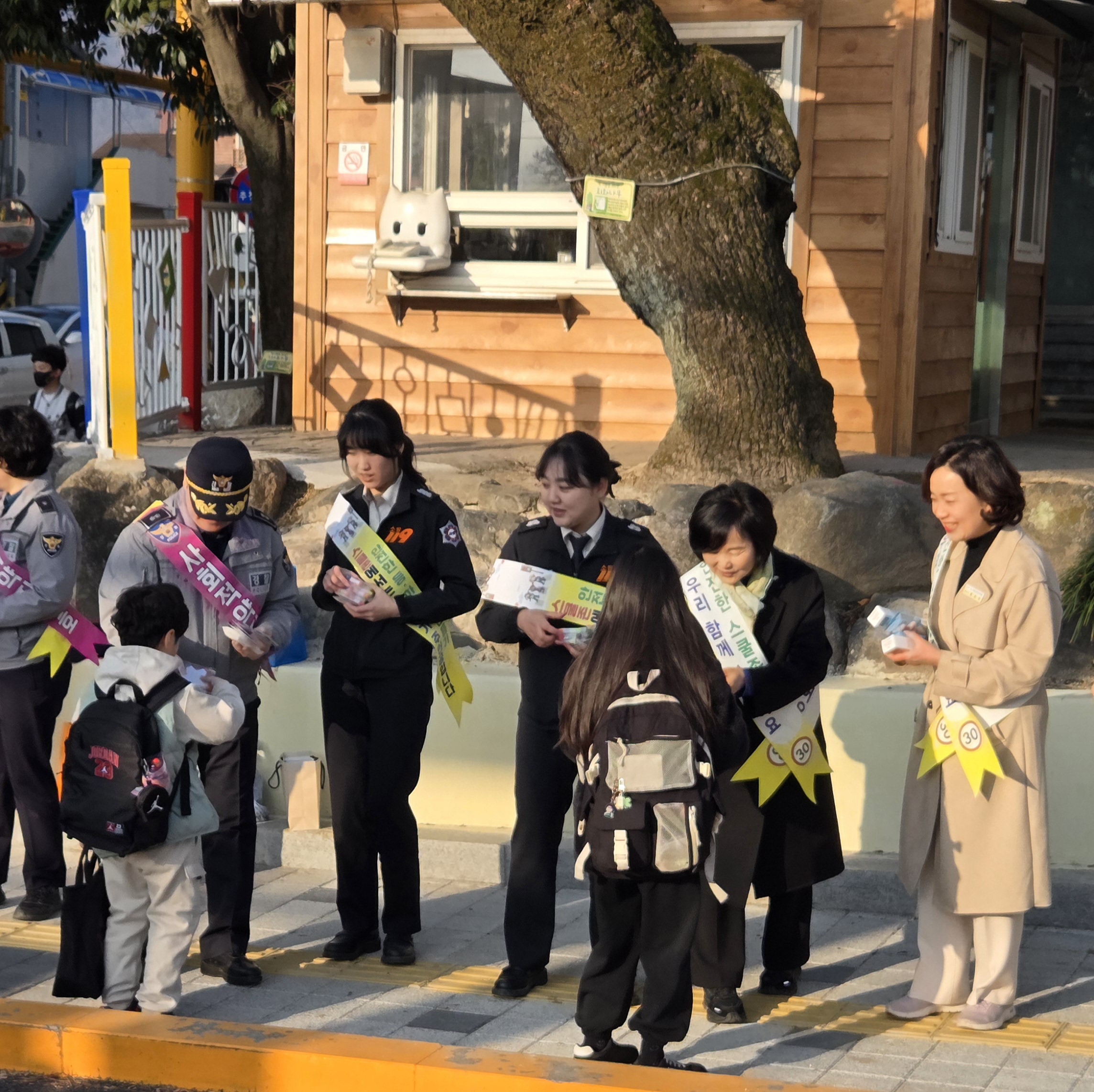 의령교육지원청, 의령군청, 의령경찰서, 의령소방서 합동 교통안전·학교폭력예방 캠페인 실시 - 관련이미지2