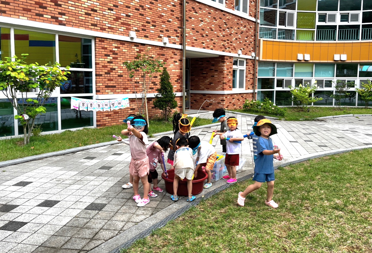 무동꿈유치원 유아들의 7월 물놀이 축제 이야기 - 관련이미지3
