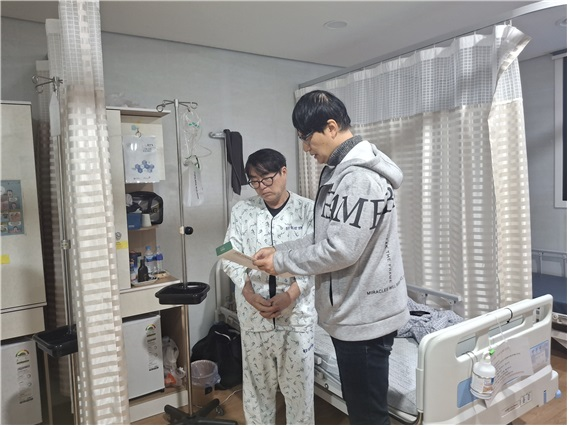 거창덕유중, 화재 피해학생 가정에 사랑의 성금 전달 - 관련이미지2