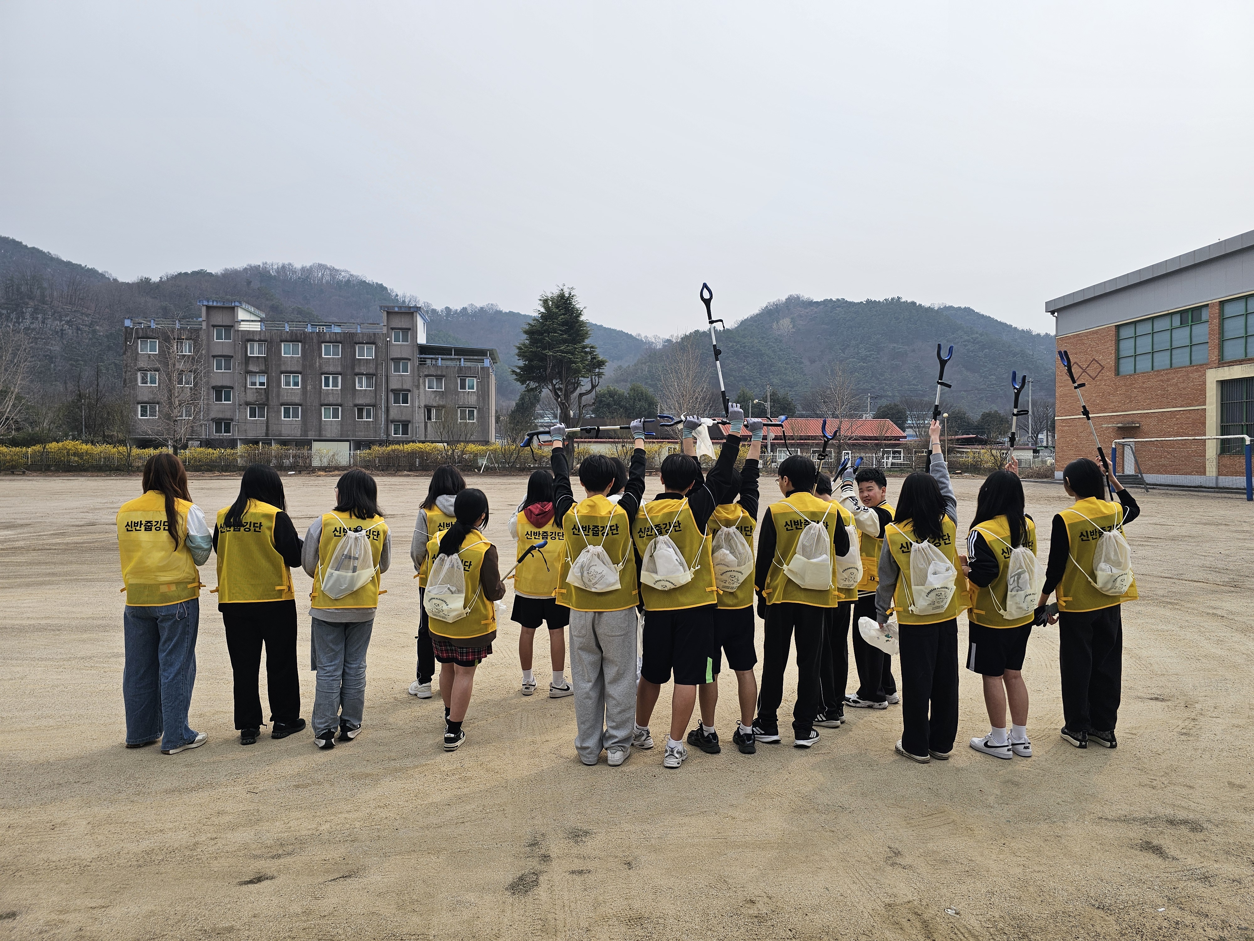 신반중학교, 마을은 우리가 지킨다! 신반줍깅단 출동 - 관련이미지2