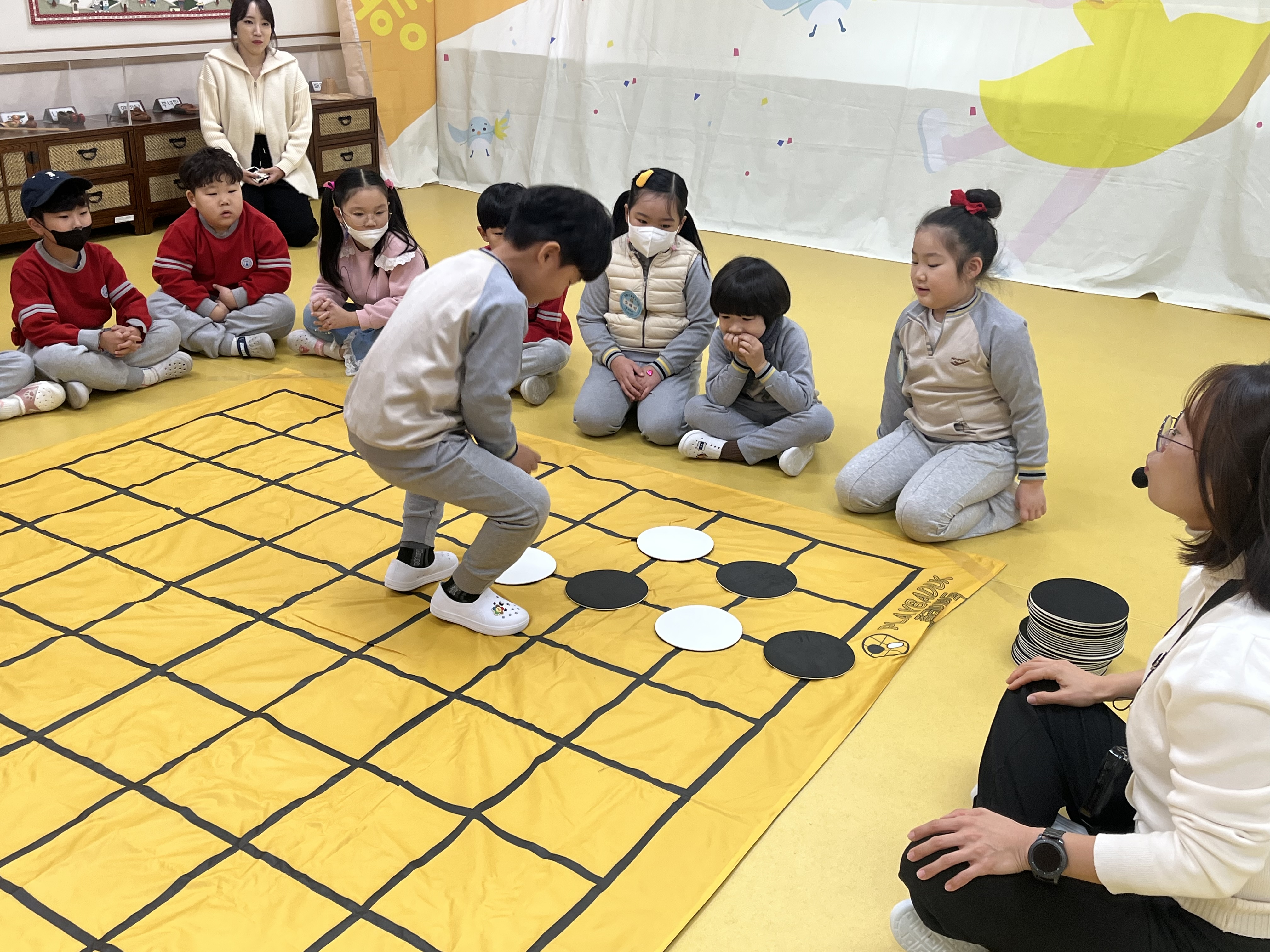 창원진달래유치원, 유·초연계 이음학기 과학 체험 놀이 실시 - 관련이미지1