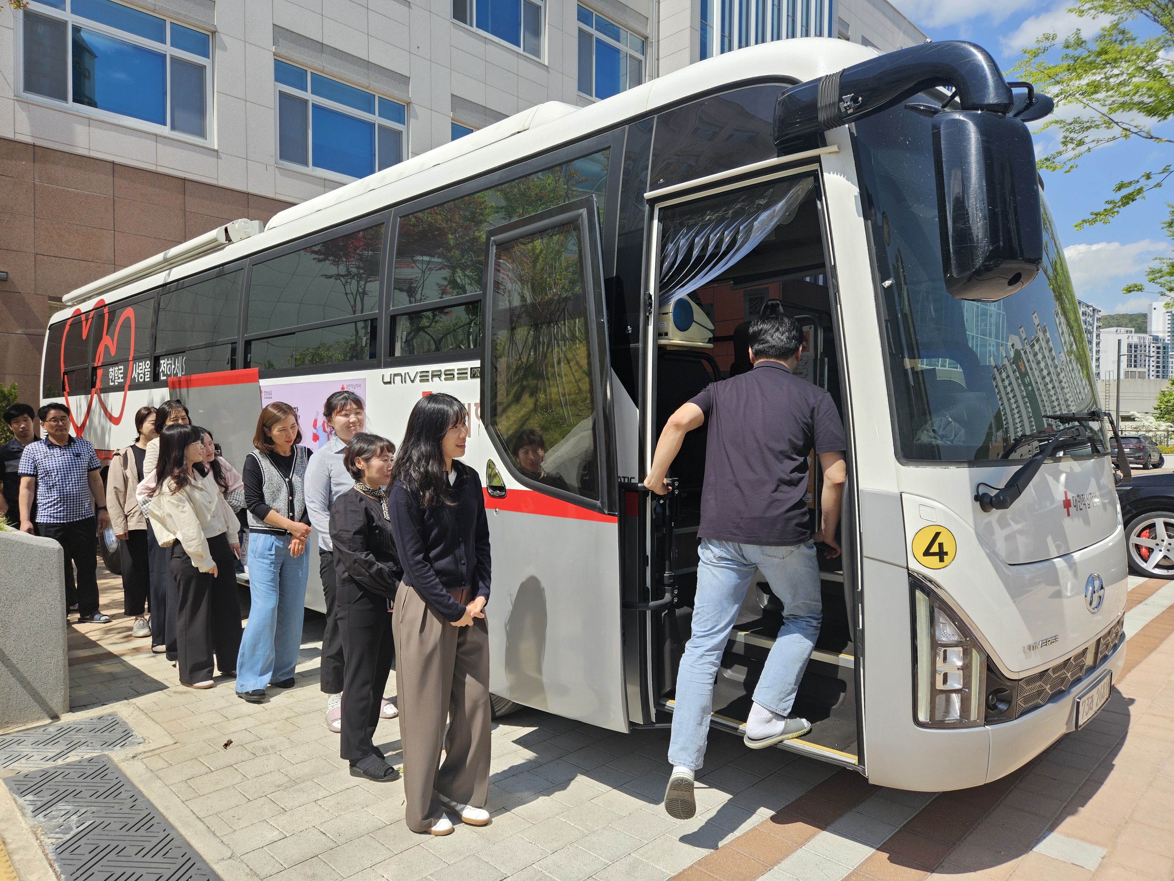 김해교육지원청, 헌혈로 전하는 사랑, 청렴으로 피어나는 봄1.jpg