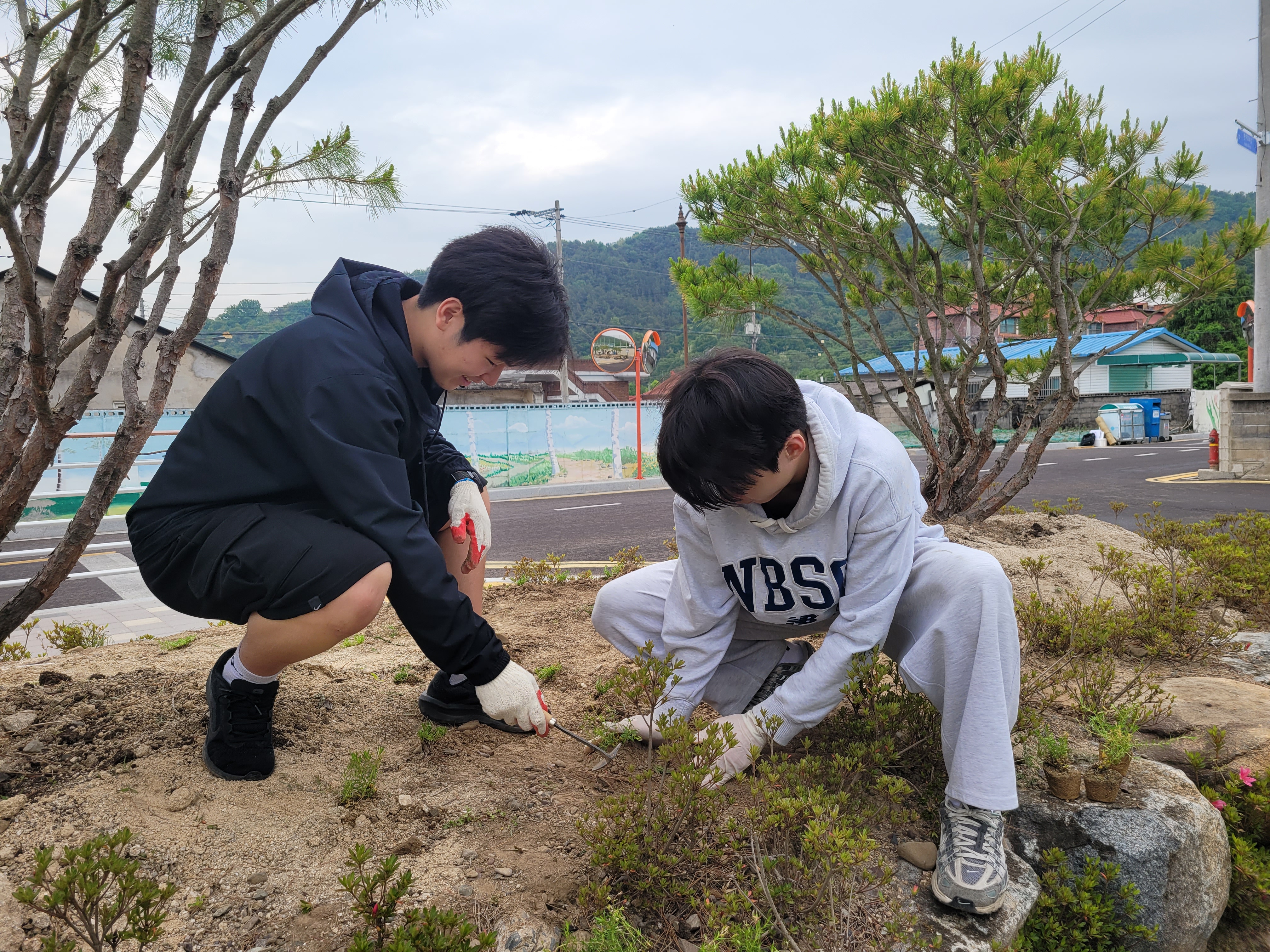 신반정보고, 땅에 심은 학교 사랑 – 40명의 손으로 피운 화단 - 관련이미지2