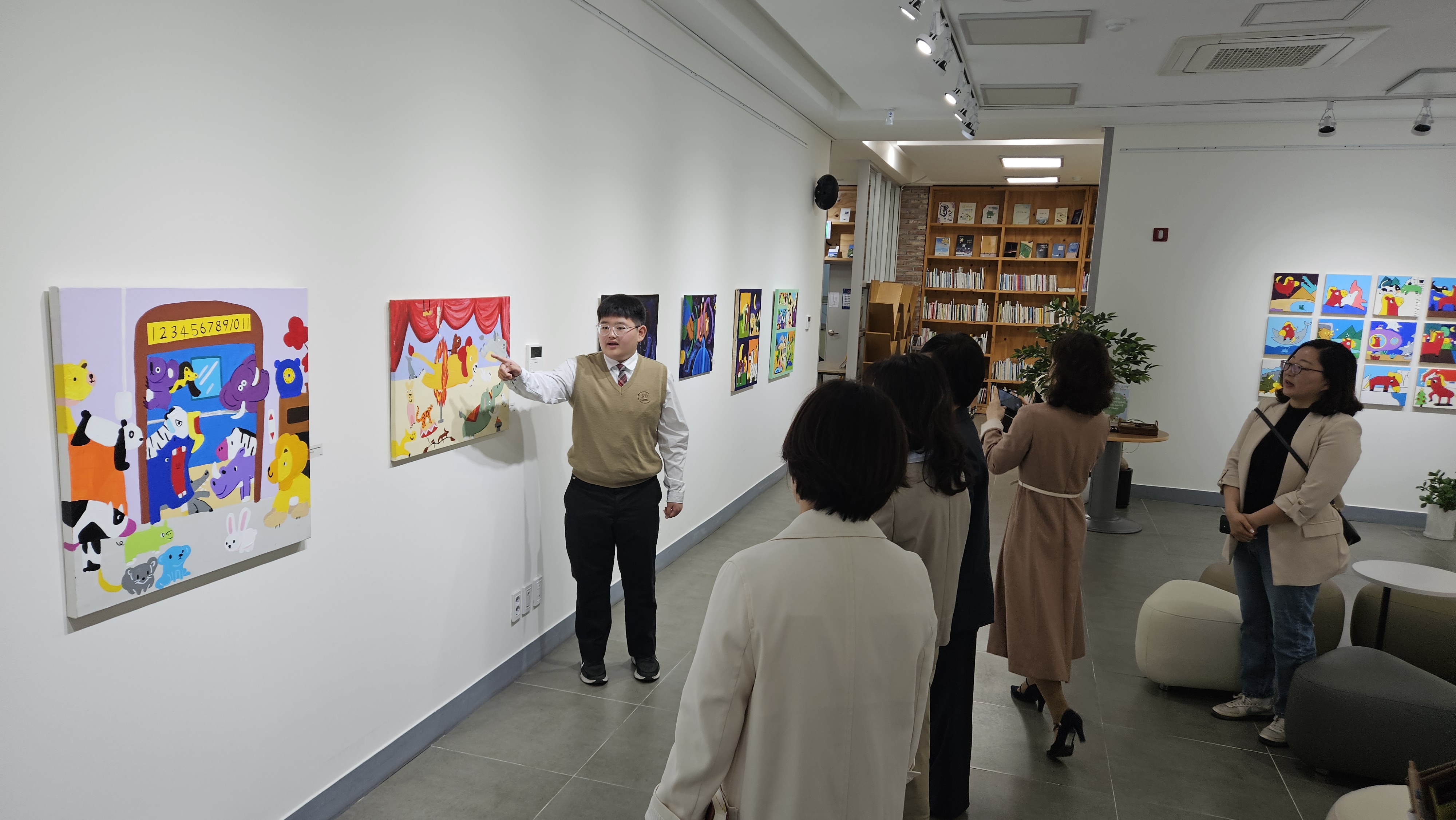 경남특수교육원, 장애인의 날 맞아 장애학생 회화 특별전 개최 - 관련이미지2