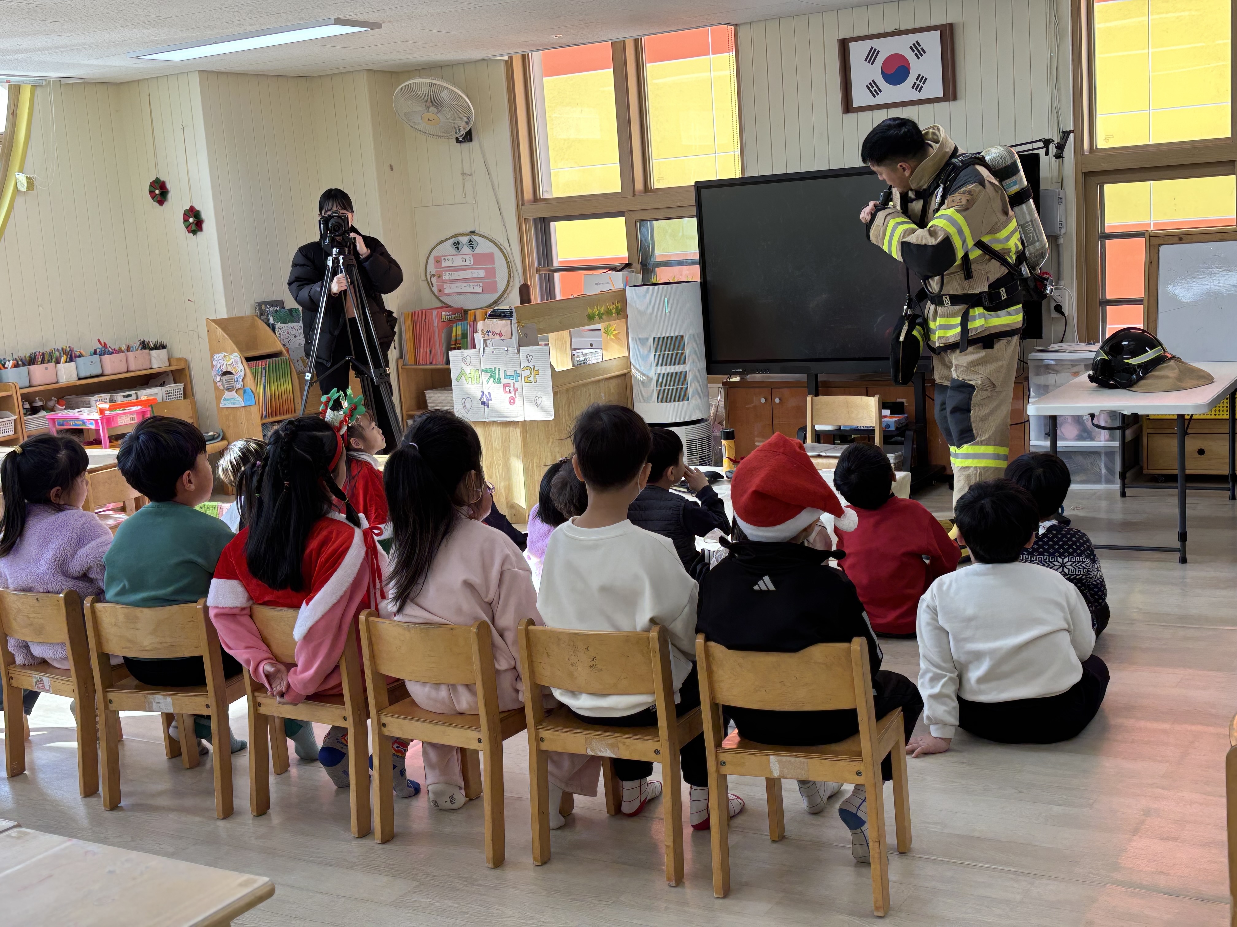 함께 만들고, 함께 웃는 크리스마스 한아름유치원, 학부모 교육기부가 만든 따뜻한 산타 행사 - 관련이미지1