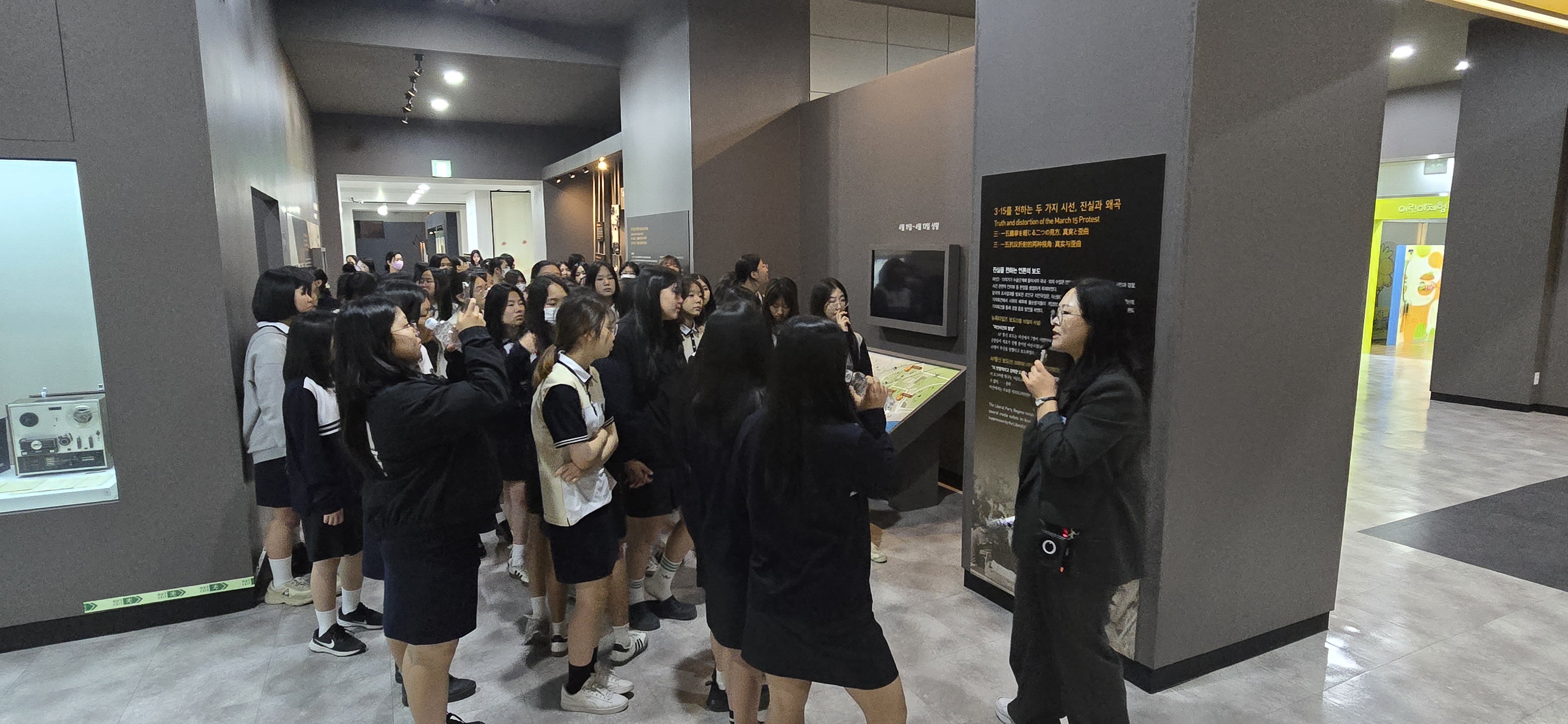 남지여중, 3.15의거 현장에서 민주주의 가치를 되새기다 <희생 위에 세워진 자유 체험으로 깨닫는 민주주의 가치> - 관련이미지3
