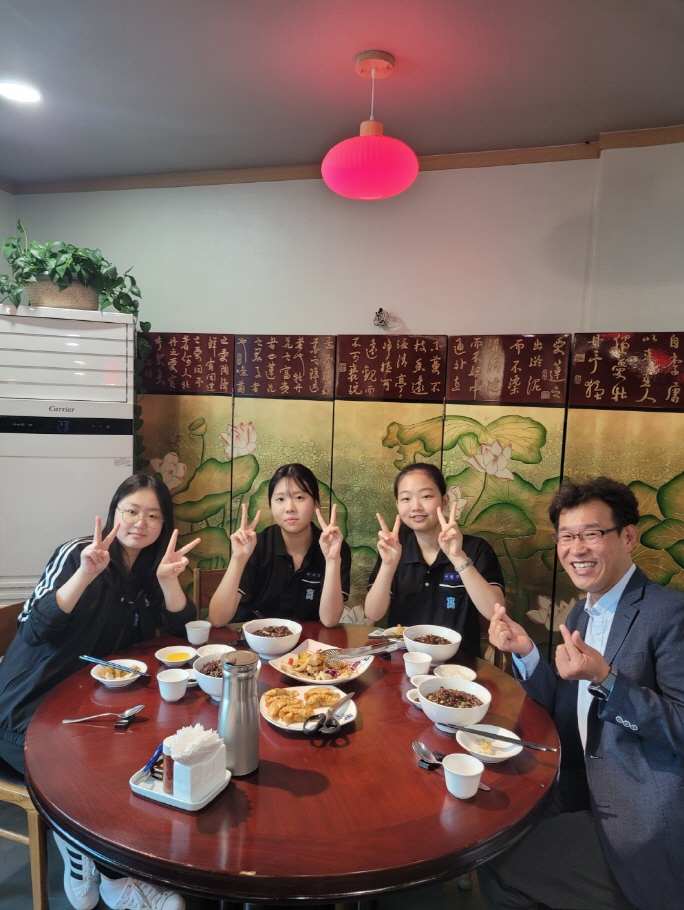 양덕여중, 5월에 핀 제자 사랑 추수지도 여정-‘찾아가는 졸업생 추수지도’를 통해 타시도로 진학한 졸업생 방문 격려 - 관련이미지1