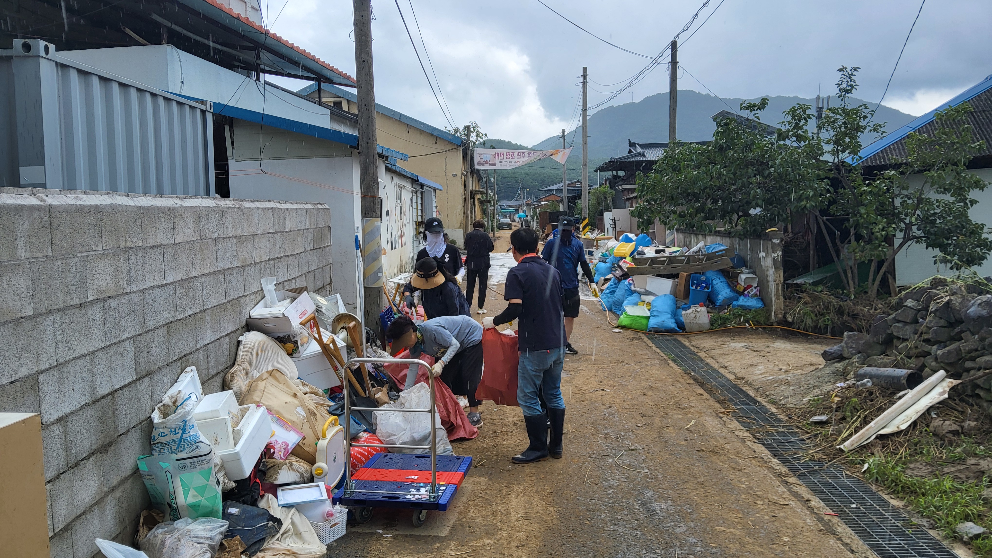“산청교육지원청, 폭우 피해 학생 가정 지원 봉사활동 실시” - 관련이미지2
