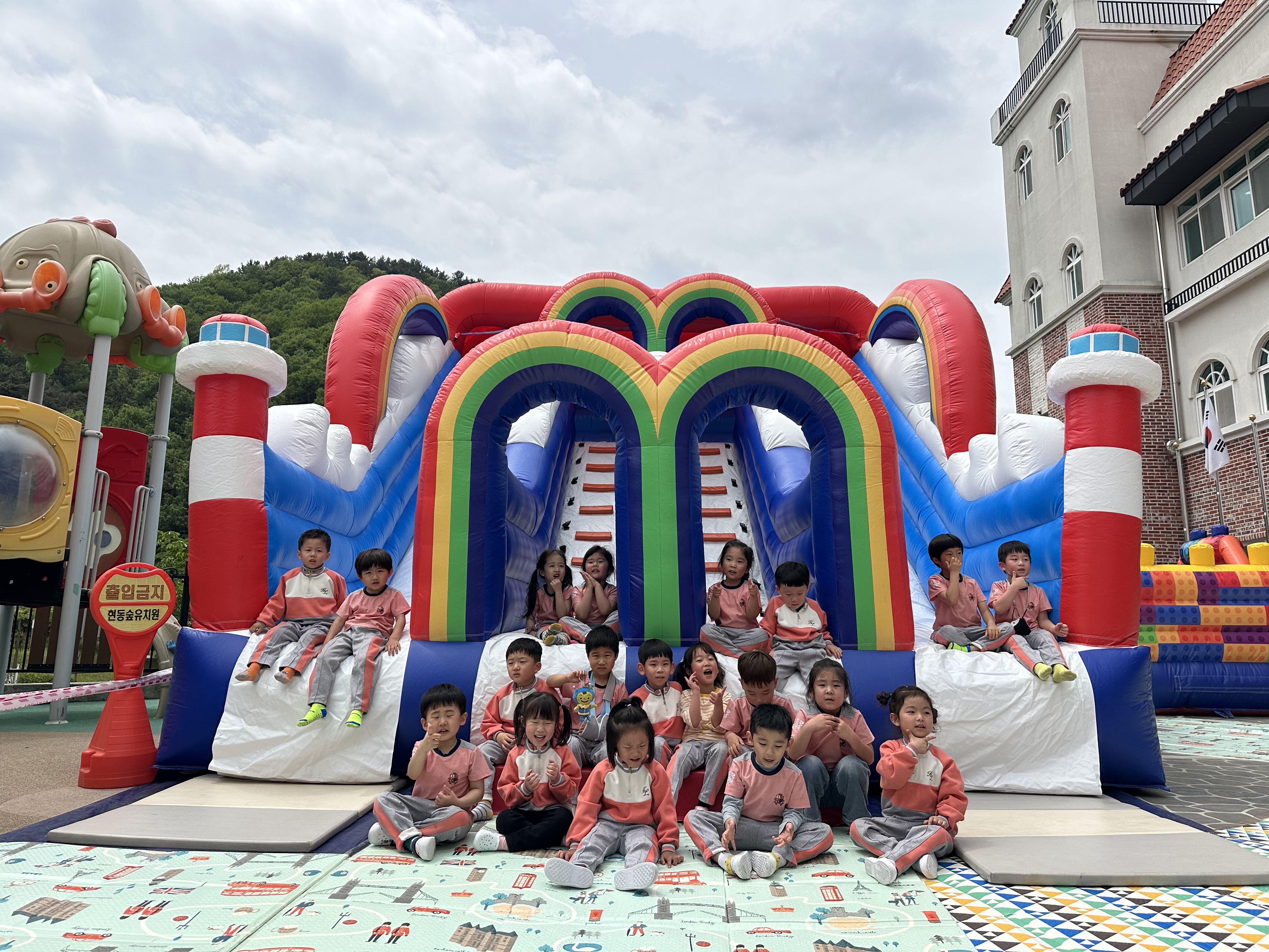현동숲유치원, 2026. 어린이날 축하 “신나는 어린이날 에어바운스 놀이 한마당” 운영 - 관련이미지1