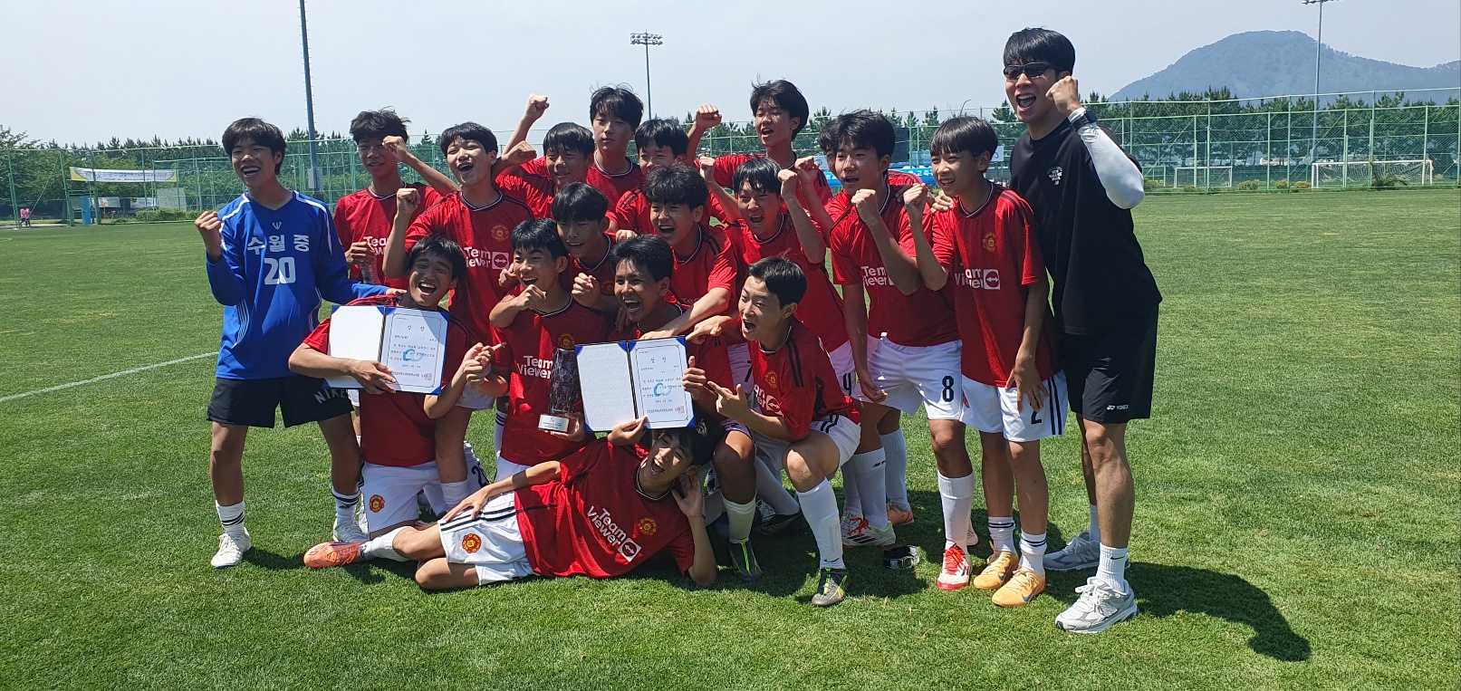 축구로 하나 된 거제 교육가족… 제24회 교육장기 축구대회 성료 - 관련이미지2