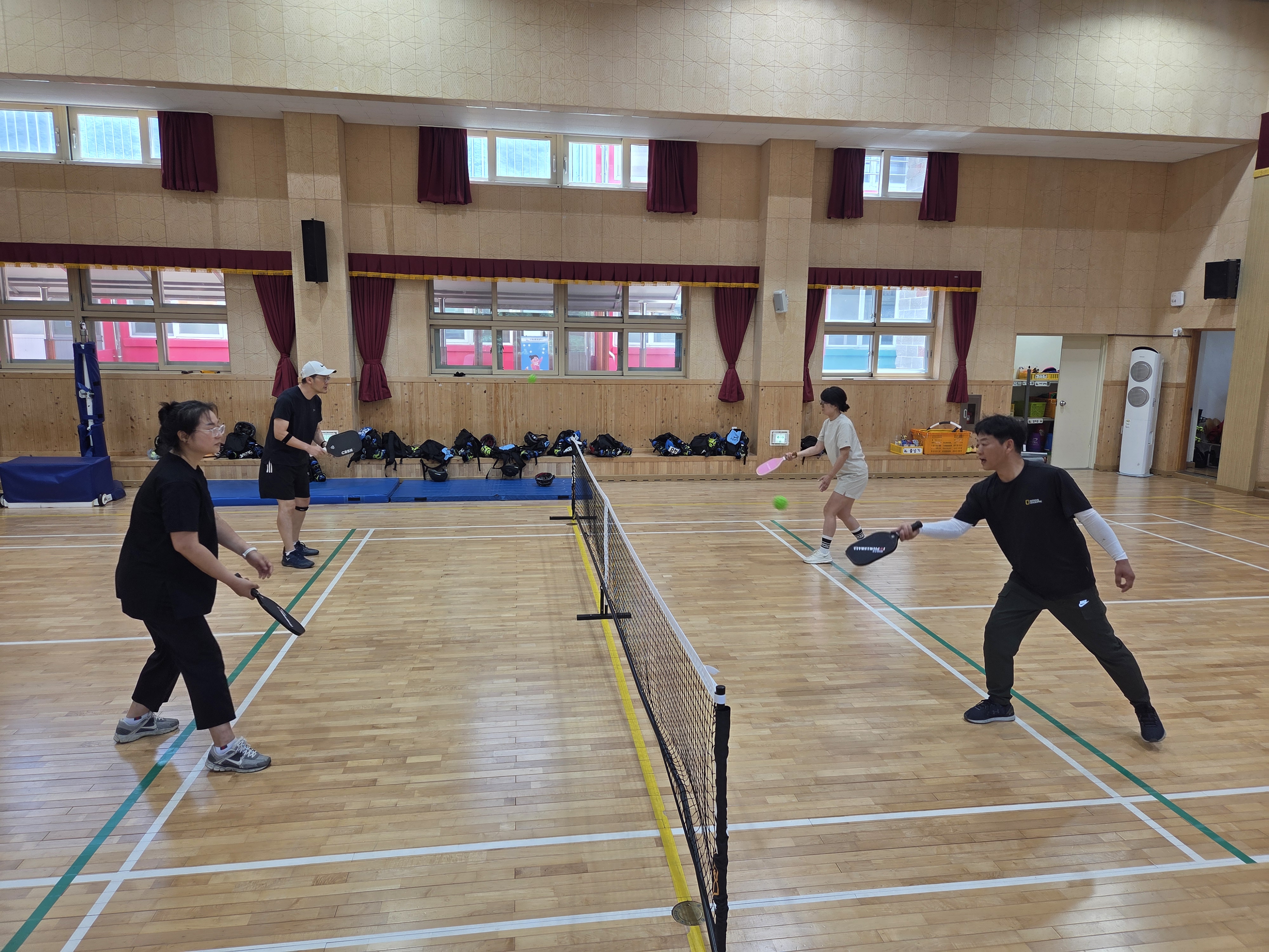 밀양 산내남명초등학교 학부모회, “함께 운동하며 소통해요!” - 피클볼 건강교실 운영 중 - - 관련이미지1