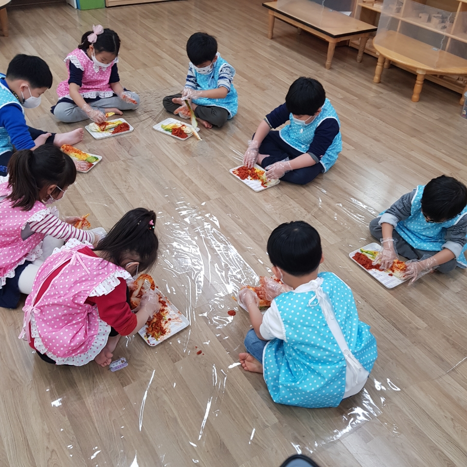 양곡초병설유치원, 김장 김치 요리활동으로 건강한 겨울 보내기 - 관련이미지1