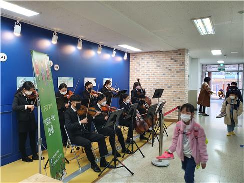 김해신명초,「아침을 여는 선율」로 등굣길 음악회 열어 - 관련이미지2