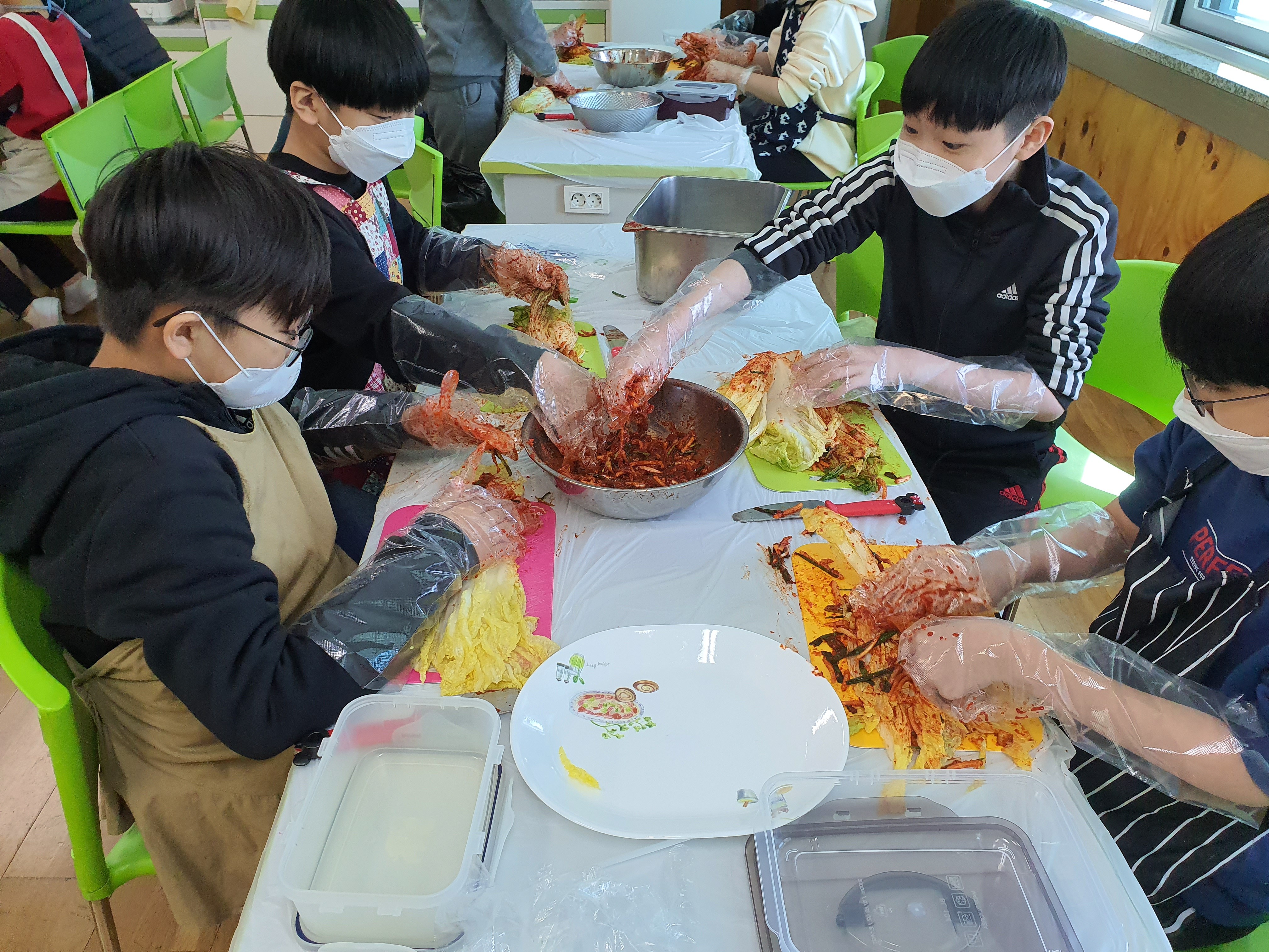 창원대방초, 직접 담근 김장김치로 이웃에게 사랑전달 - 관련이미지1