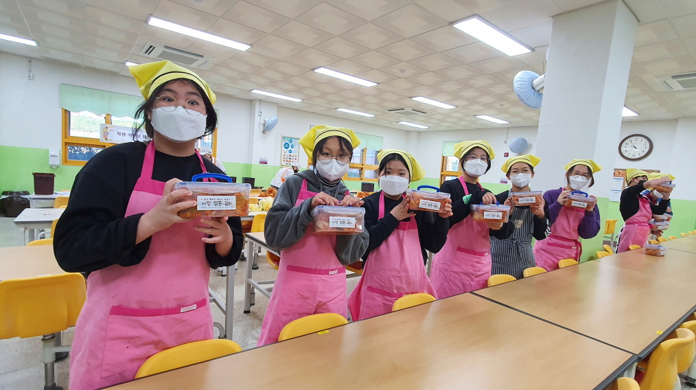 대방초, 마음고 마음을 이어주는 사랑의 김장담그기 - 관련이미지3