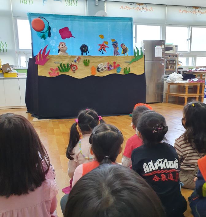 충무초병설유치원, ‘ 찾아오는 체험학습’ 해녀인형극 관람 실시 - 관련이미지2