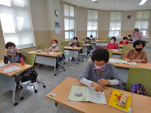 김해도서관, 학력인정 문해교육 한글배움학교 졸업식 개최 - 관련이미지3