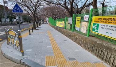 석동초, 진해구청과 손잡고 학교 통학로 정비 - 관련이미지1
