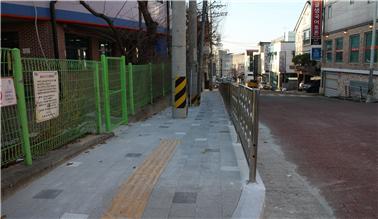 석동초, 진해구청과 손잡고 학교 통학로 정비 - 관련이미지2