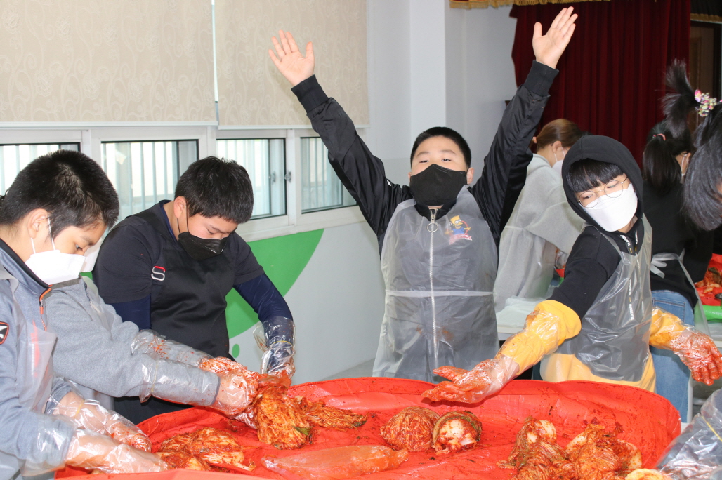 자라나는 꿈나무 농부들 김장체험 ‘직접 만들어 꿀맛입니다.’ - 관련이미지2