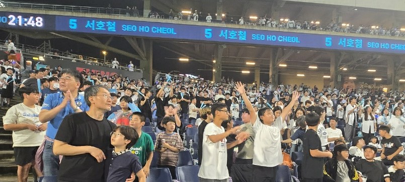 사등초, 가족과 함께 스포츠 문화체험(야구경기관람)을 하다! - 관련이미지2