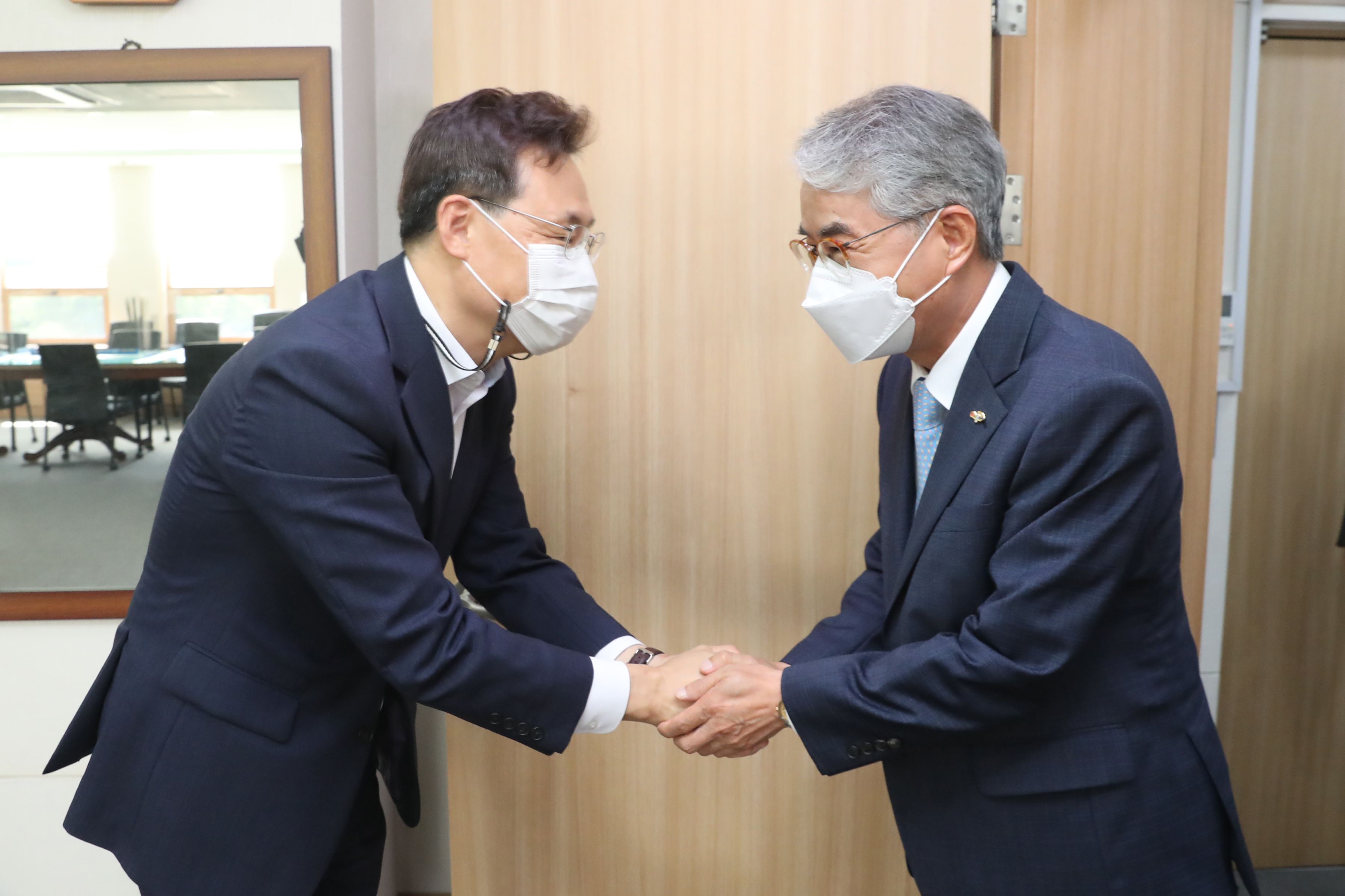 박종훈 교육감-하병필 도지사 권한대행 “변함없는 교육협치” 약속 - 관련이미지1