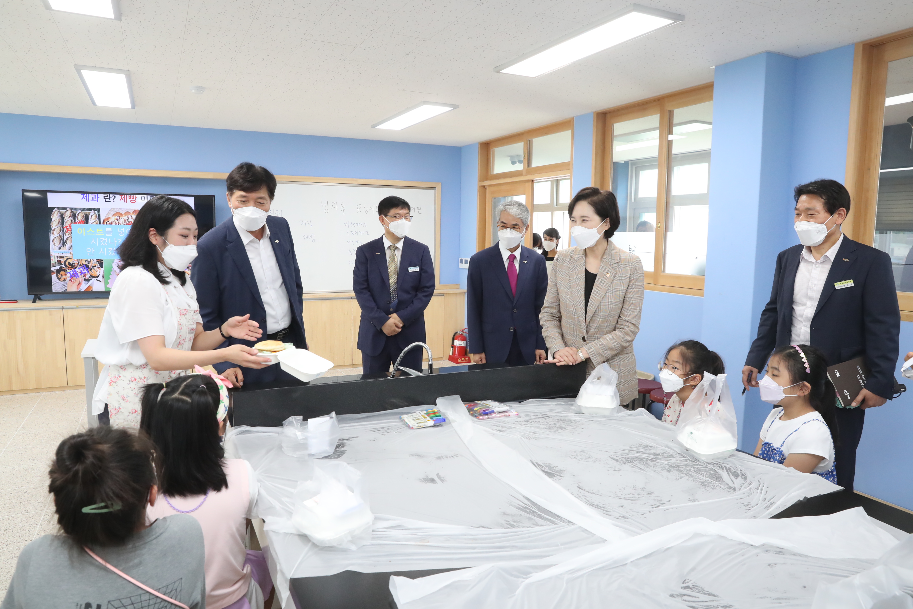 유은혜 부총리, 거점통합돌봄센터 ‘늘봄’ 방문 - 관련이미지3