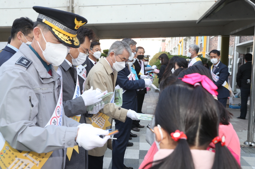경남교육청, 민·관 합동 교통안전캠페인 - 관련이미지3