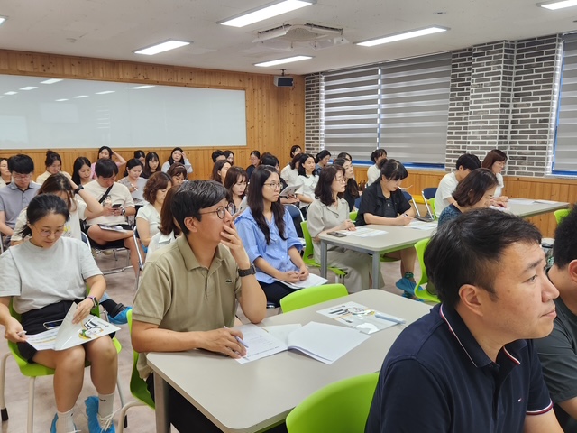 김해교육지원청, AI펭톡 활용 초등영어수업 업스킬링 연수 실시 - 관련이미지2