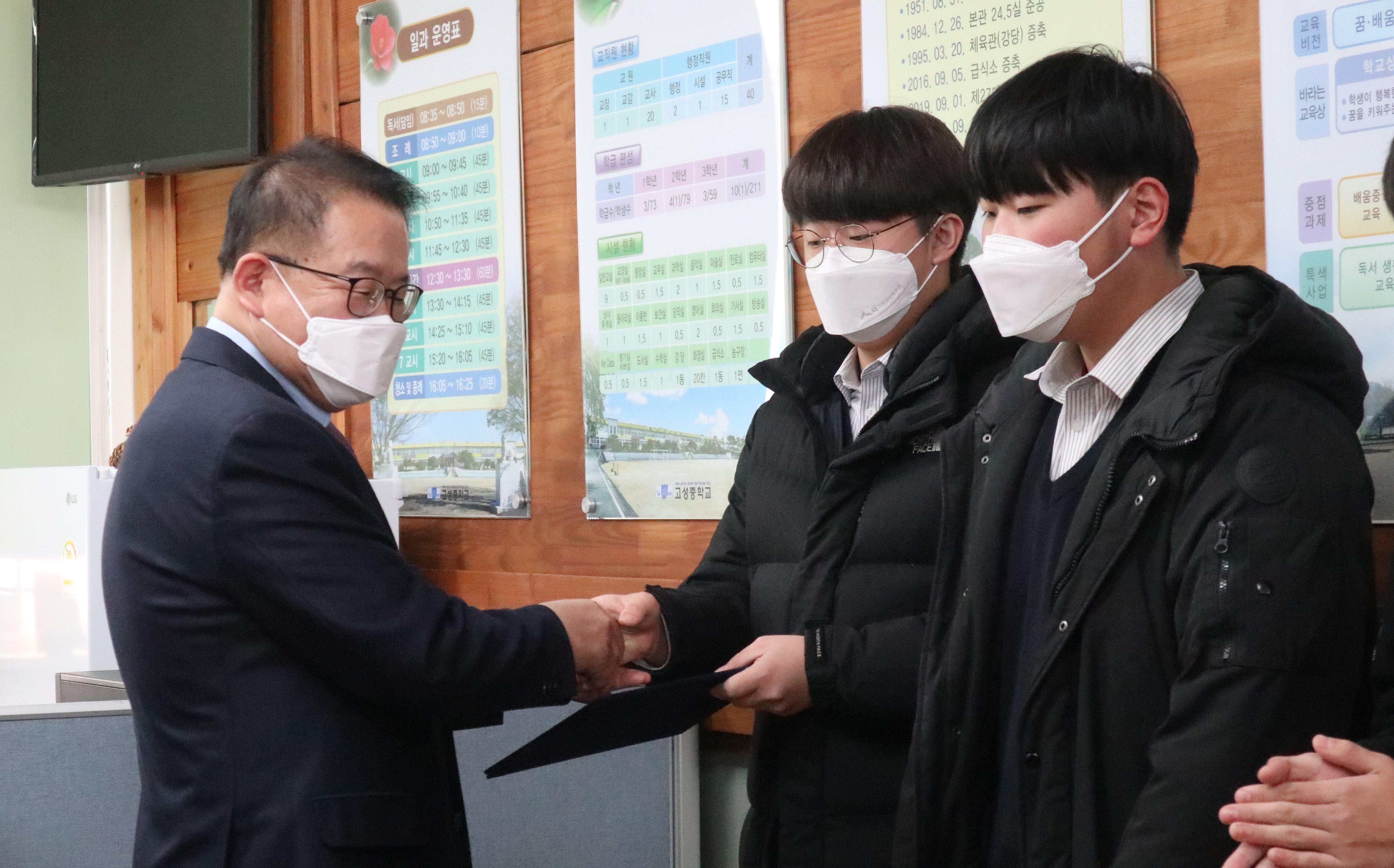 아름다운 전통으로 이어져 온 선배들의  후배사랑, 장학금을 전달하다 - 관련이미지2