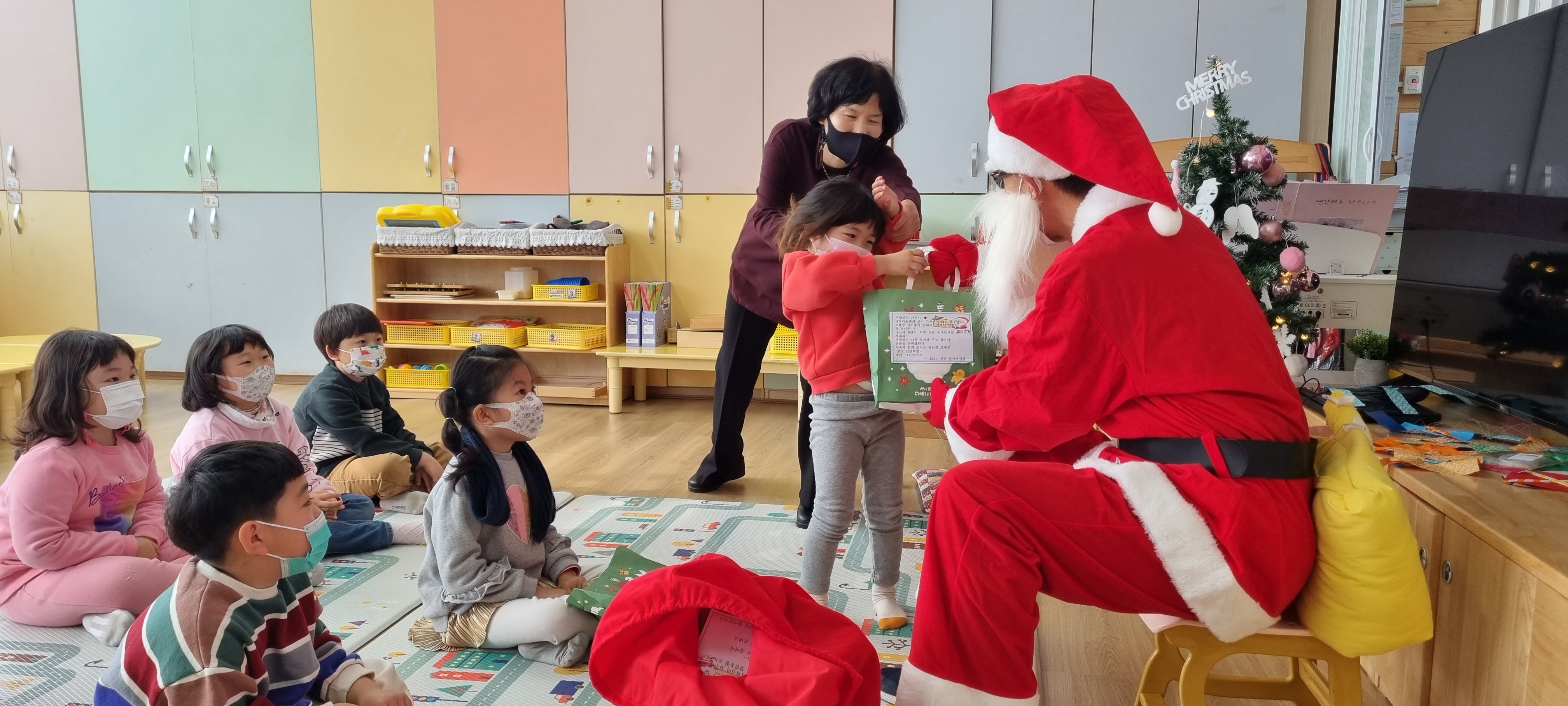 계창초, 산타 할아버지 우리 학교에 오셨네~~~ - 관련이미지1