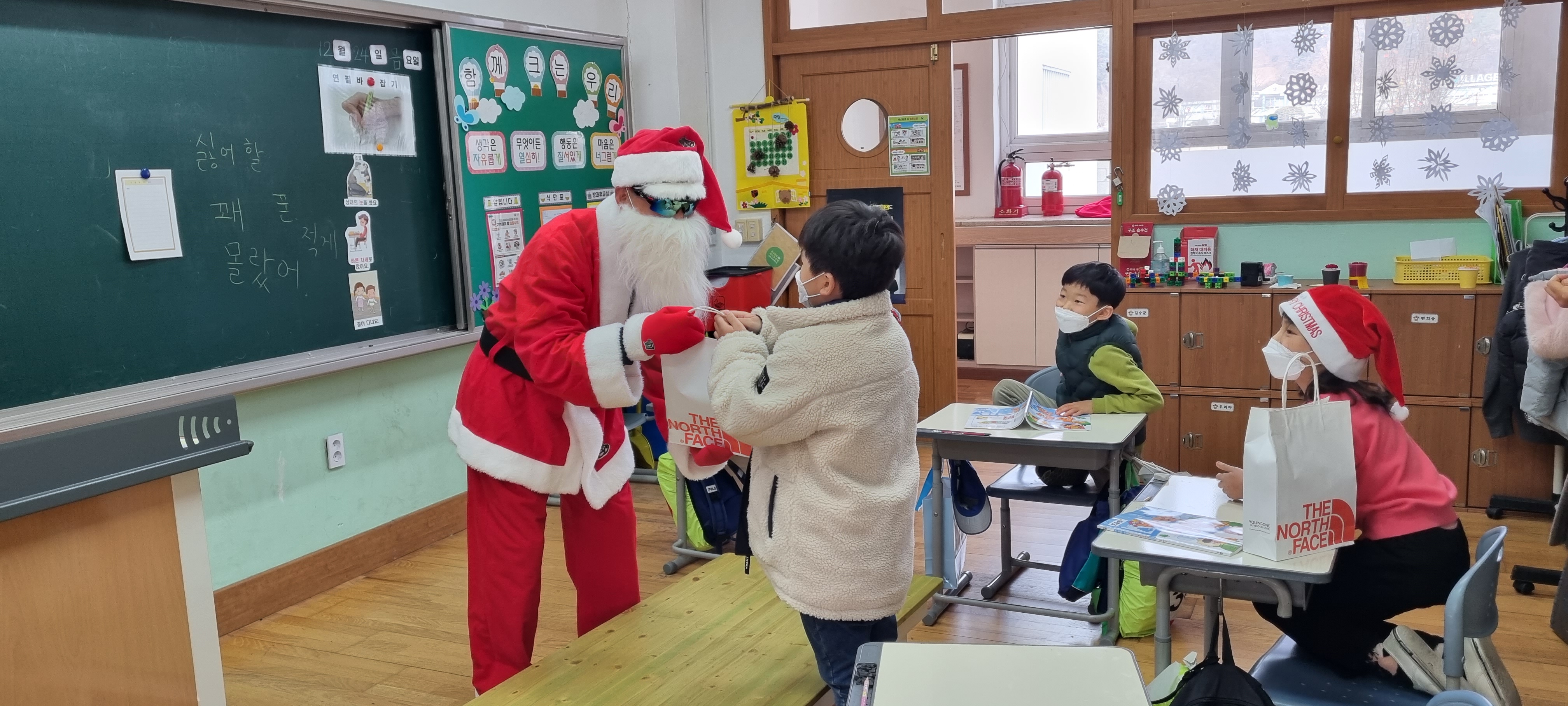 계창초, 산타 할아버지 우리 학교에 오셨네~~~ - 관련이미지2