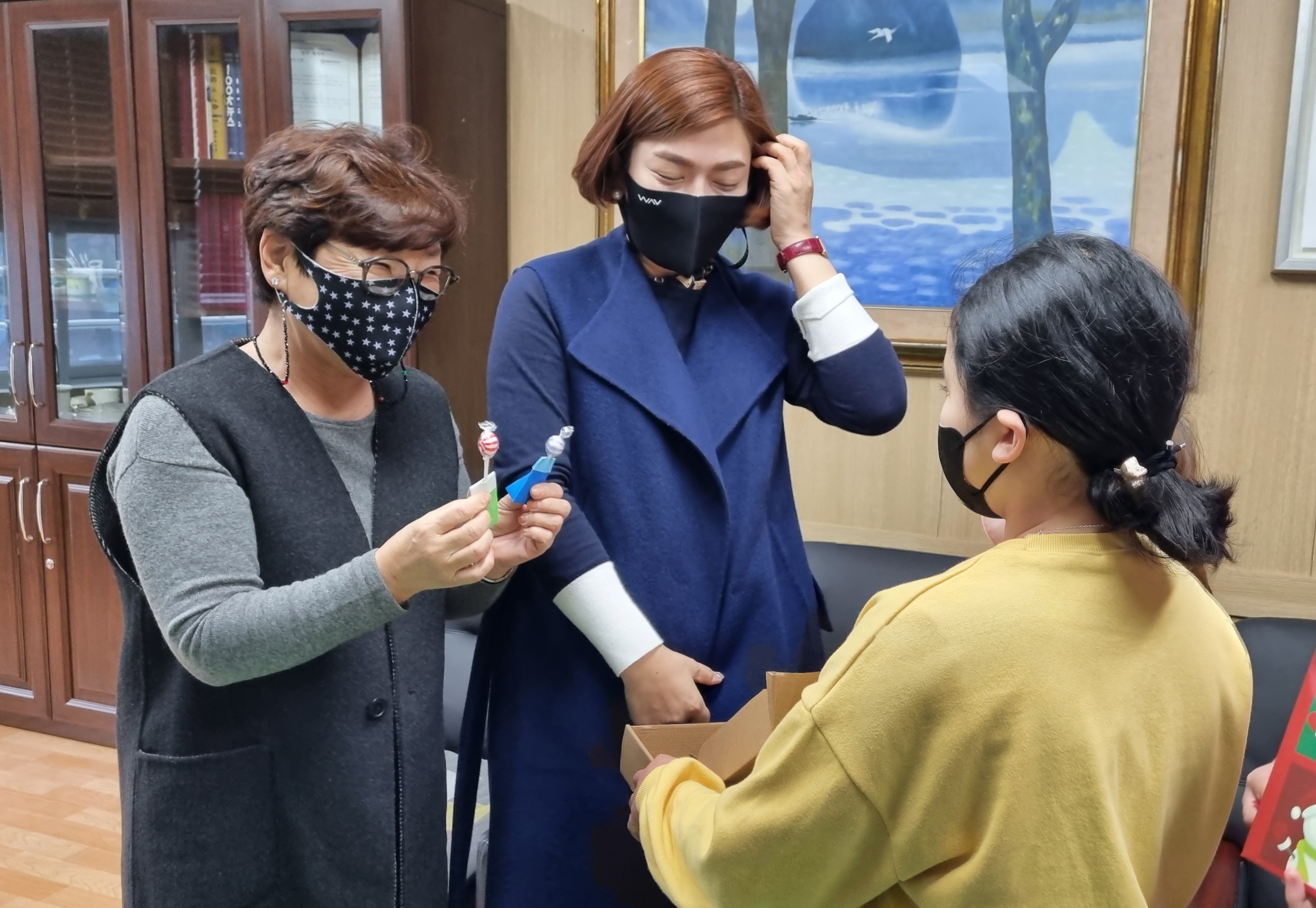 “학생의 크리스마스 선물 전달” 모