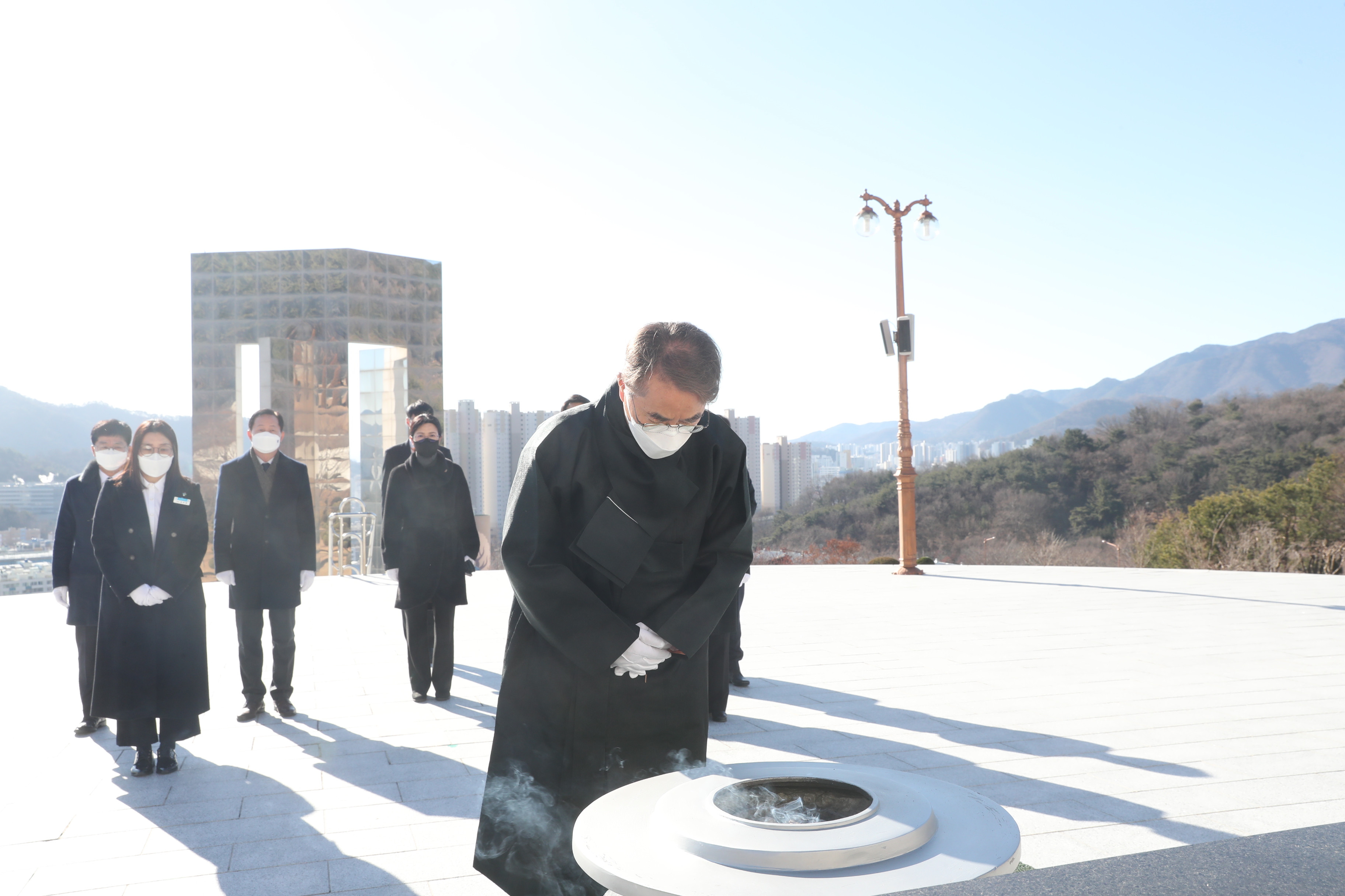 박종훈 교육감, 임인년 새해 첫날 국립3.15민주묘지 참배(총무과 김만길 ☎268-1321 또는 고영삼 ☎268-1323) - 관련이미지1