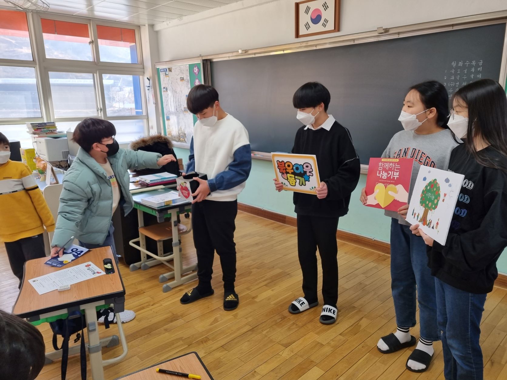마천초, 이웃돕기 성금모금 참여 - 관련이미지1