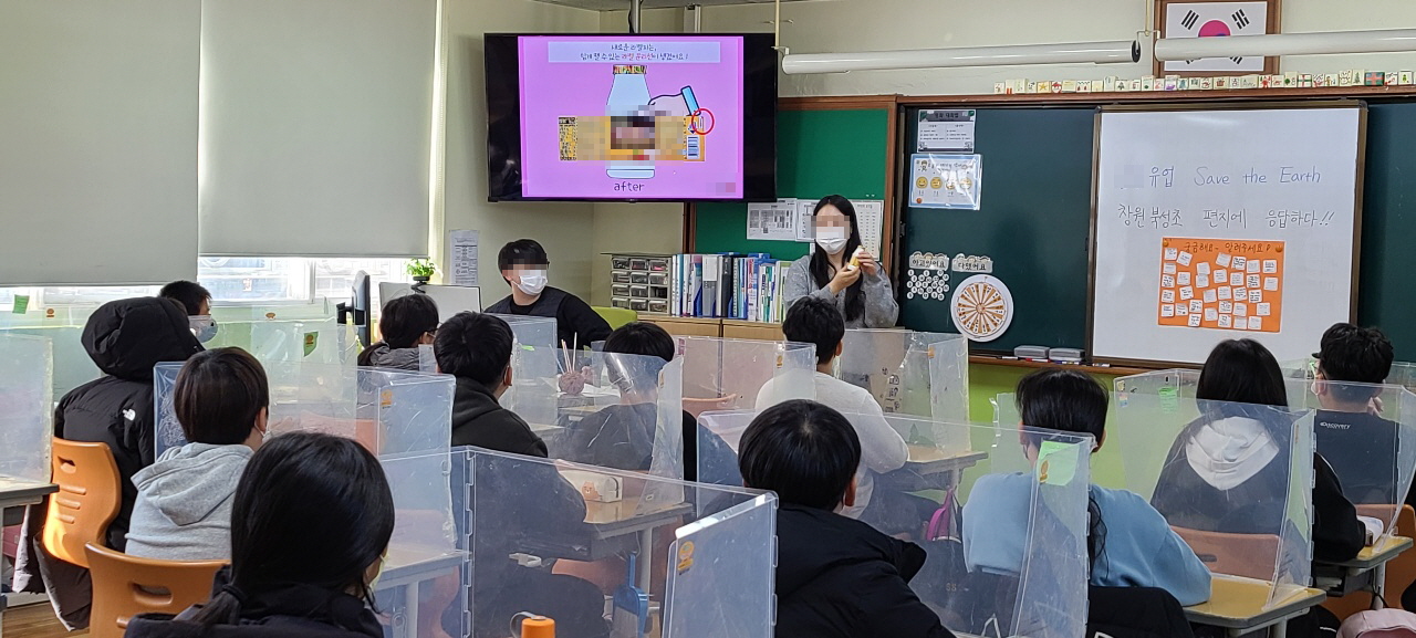 3. 요구르트 제조 회사에서 학교를 방문하여 제품의 변경 과정을 설명하는 모습
