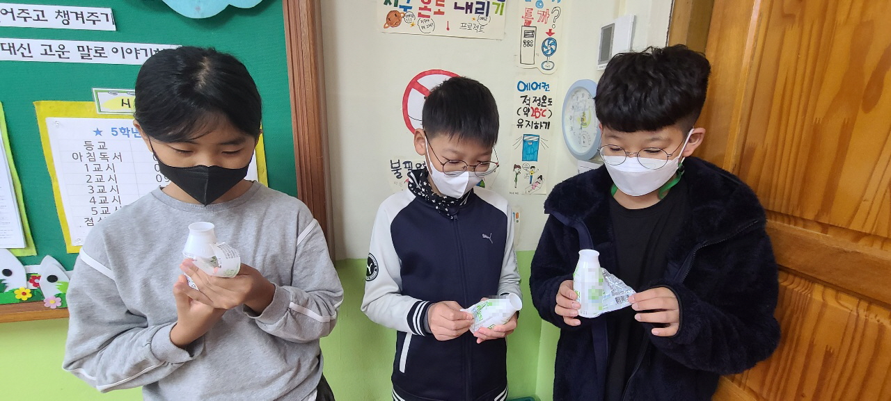1. 학생들이 요구르트병의 라벨을 분리하여 배출하는 모습